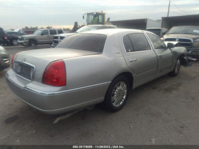 Photo 3 VIN: 2LNBL8EV4AX751247 - LINCOLN TOWN CAR 