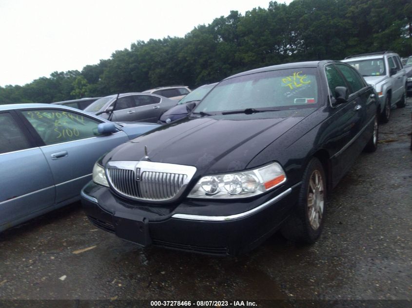 Photo 1 VIN: 2LNBL8EV5AX610901 - LINCOLN TOWN CAR 