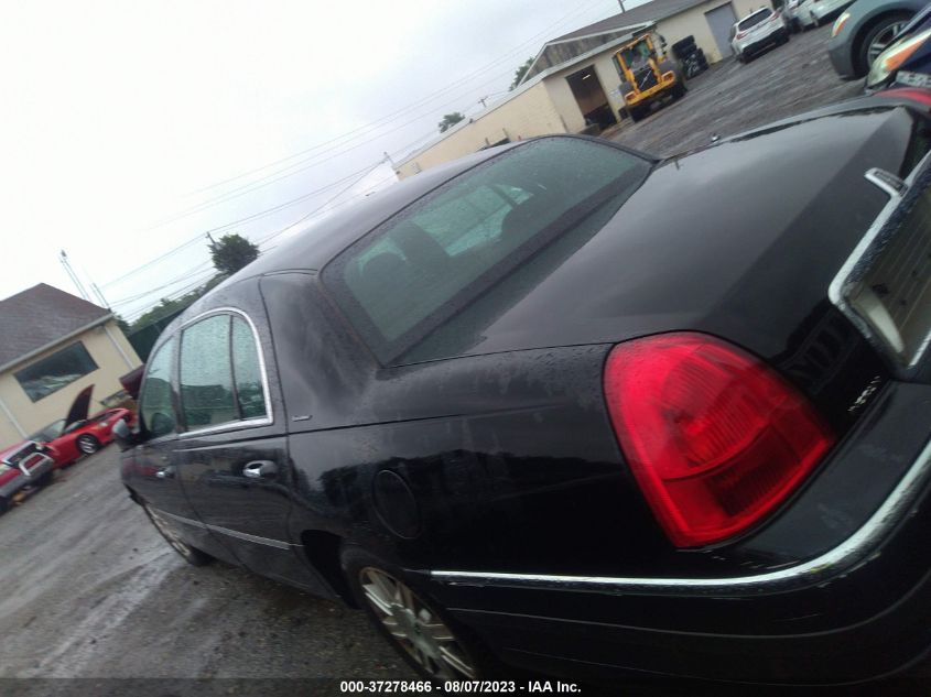 Photo 2 VIN: 2LNBL8EV5AX610901 - LINCOLN TOWN CAR 