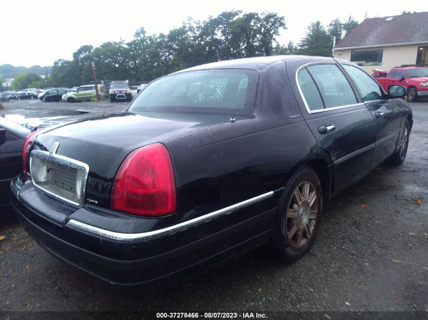 Photo 3 VIN: 2LNBL8EV5AX610901 - LINCOLN TOWN CAR 