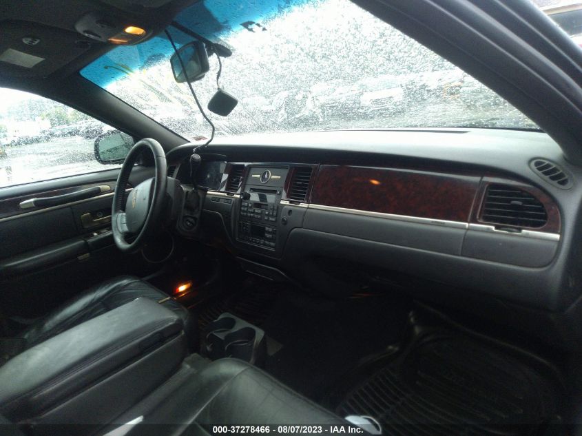 Photo 4 VIN: 2LNBL8EV5AX610901 - LINCOLN TOWN CAR 