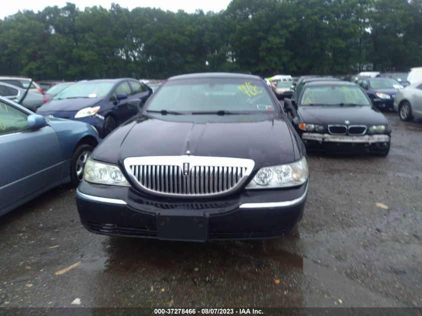 Photo 5 VIN: 2LNBL8EV5AX610901 - LINCOLN TOWN CAR 