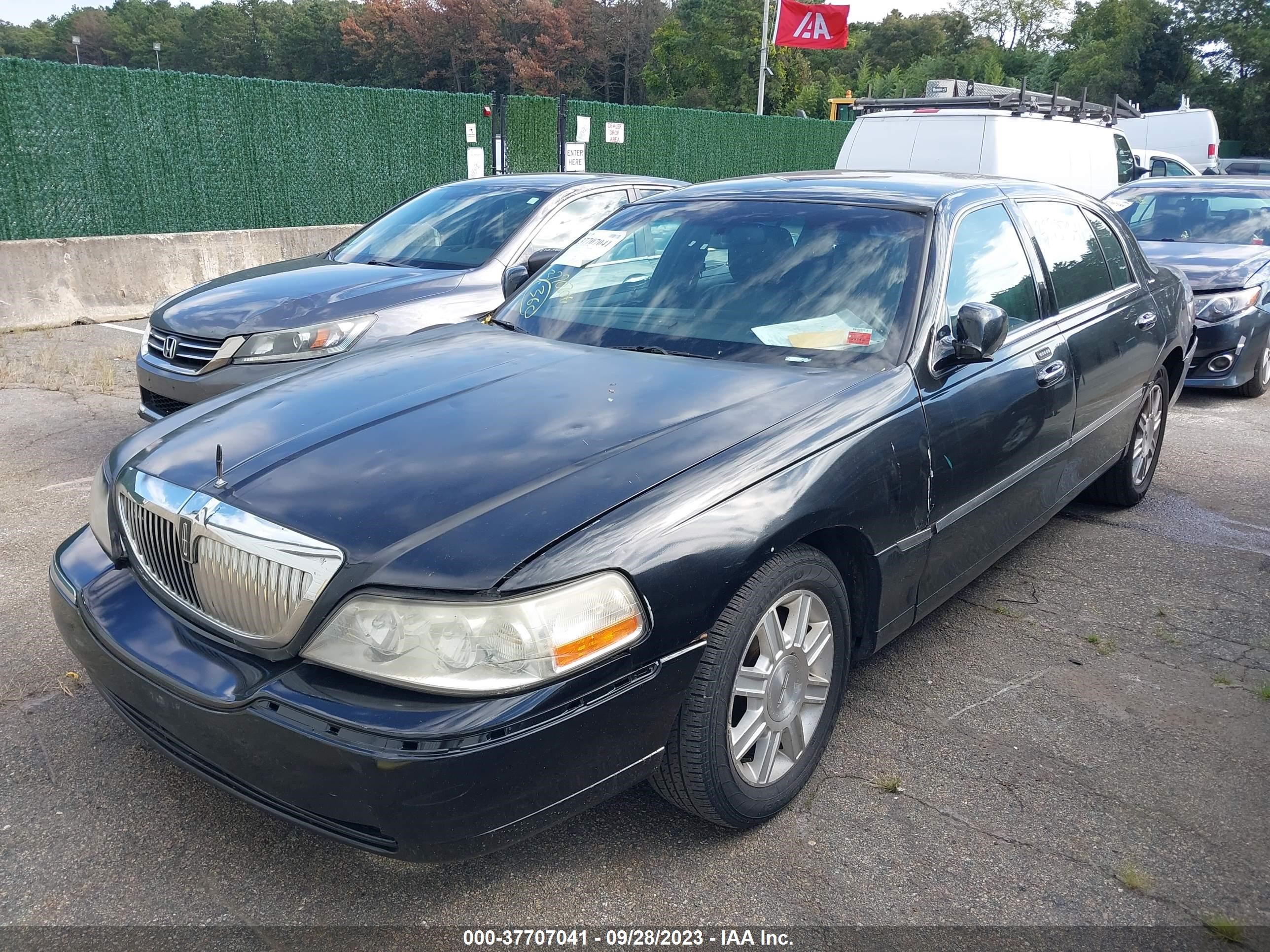 Photo 1 VIN: 2LNBL8EV6BX757973 - LINCOLN TOWN CAR 