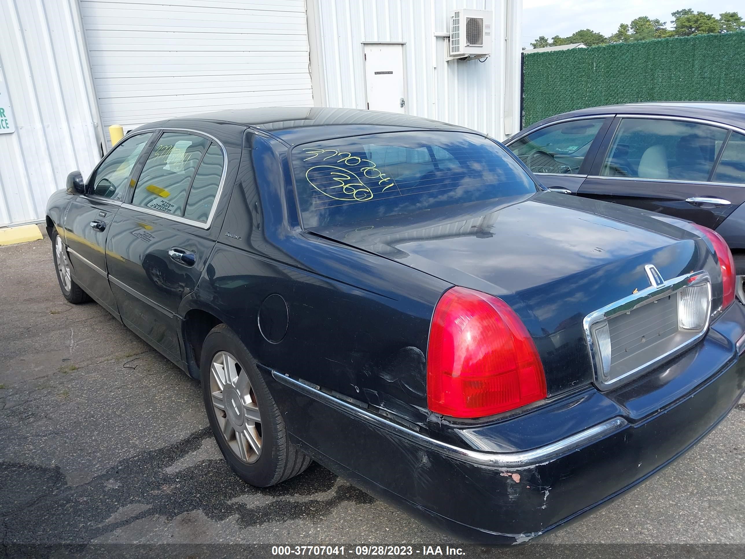 Photo 2 VIN: 2LNBL8EV6BX757973 - LINCOLN TOWN CAR 