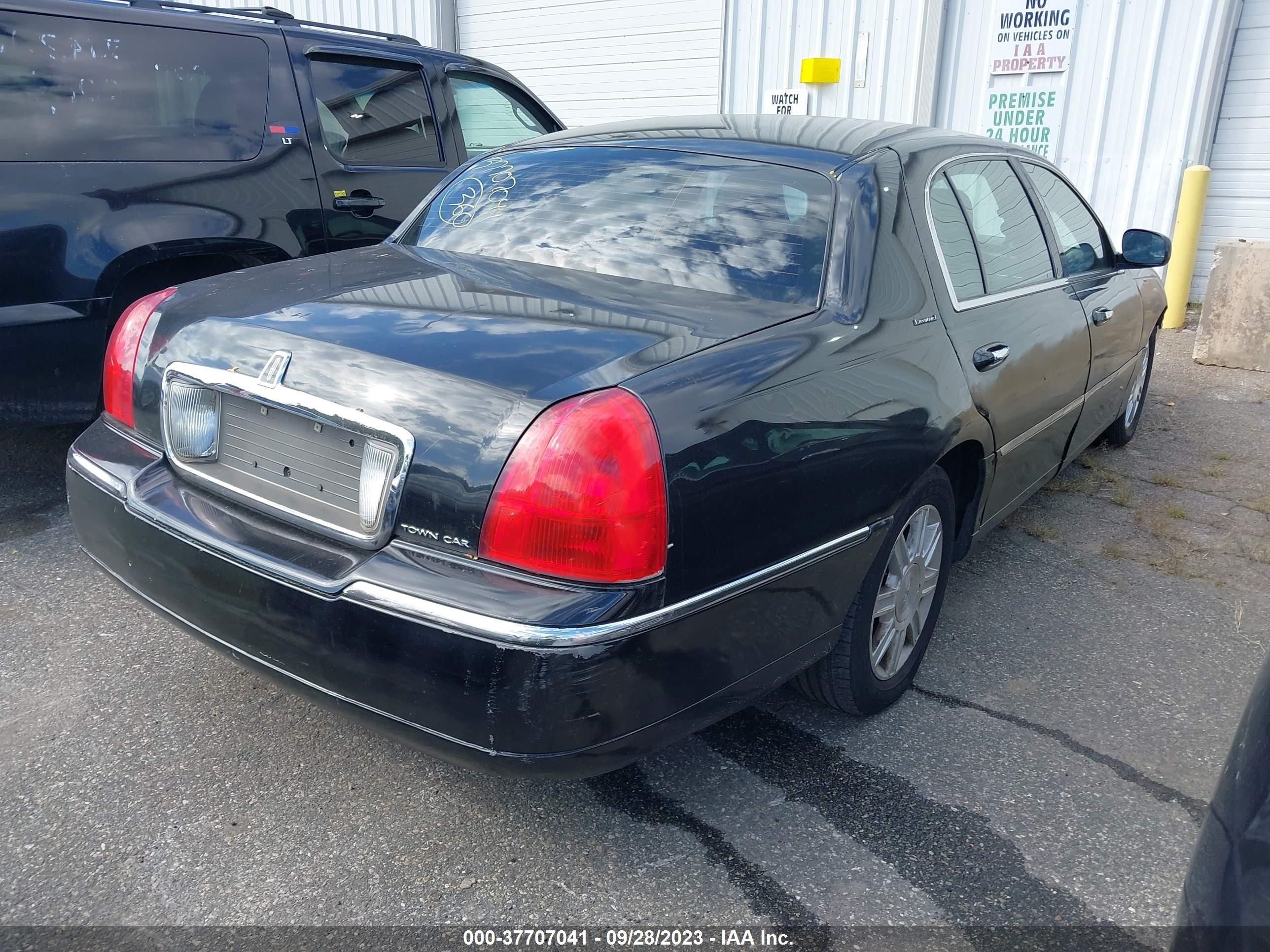 Photo 3 VIN: 2LNBL8EV6BX757973 - LINCOLN TOWN CAR 