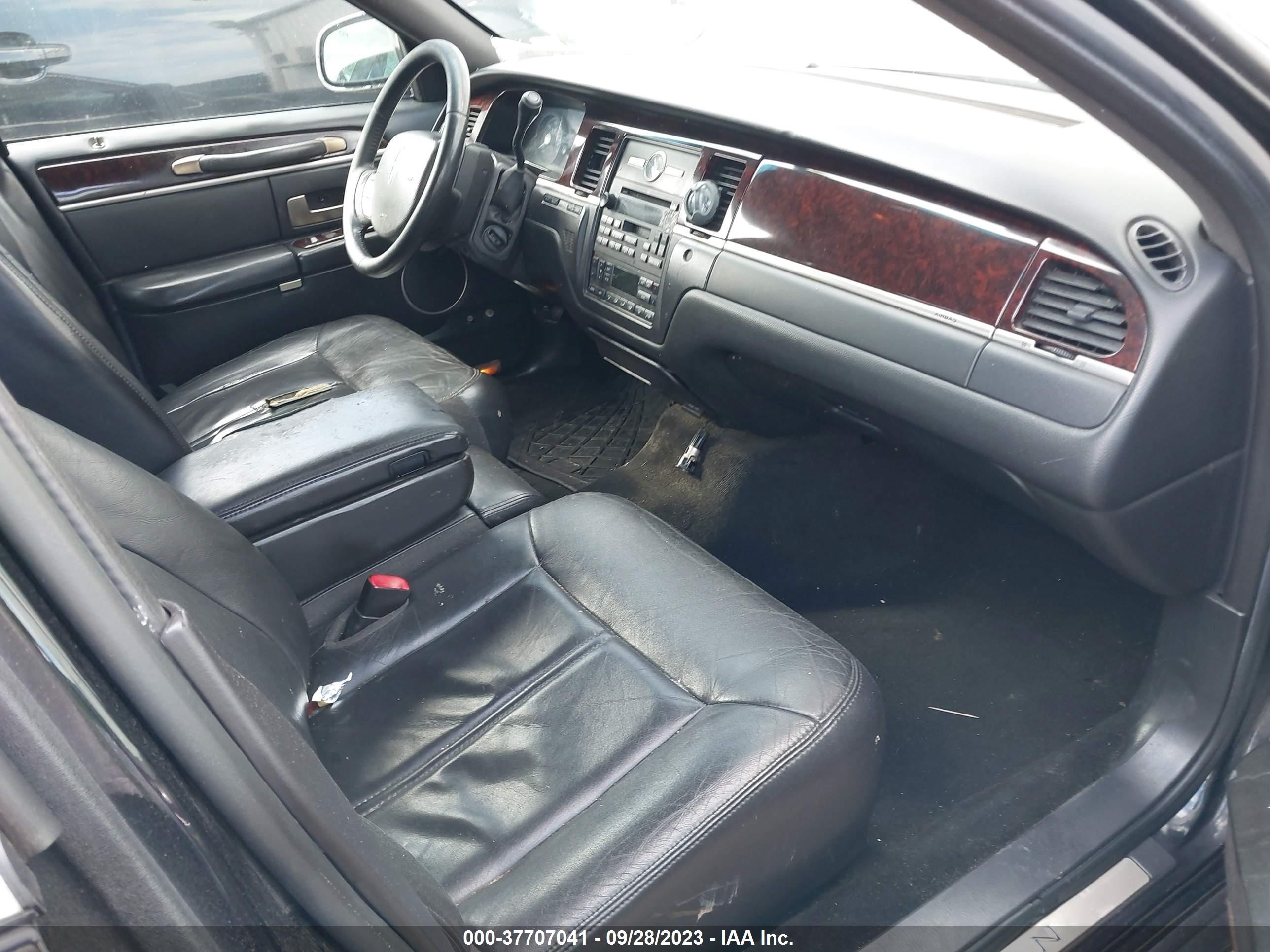 Photo 4 VIN: 2LNBL8EV6BX757973 - LINCOLN TOWN CAR 