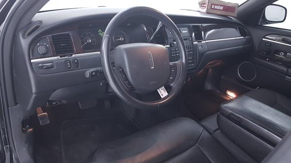 Photo 11 VIN: 2LNBL8EV6BX764440 - LINCOLN TOWN CAR 