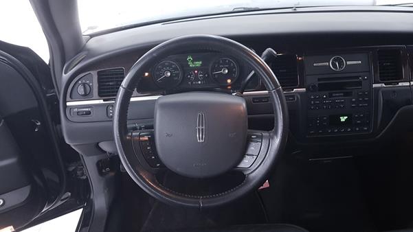 Photo 13 VIN: 2LNBL8EV6BX764440 - LINCOLN TOWN CAR 