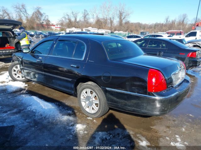 Photo 2 VIN: 2LNBL8EV7BX757187 - LINCOLN TOWN CAR 