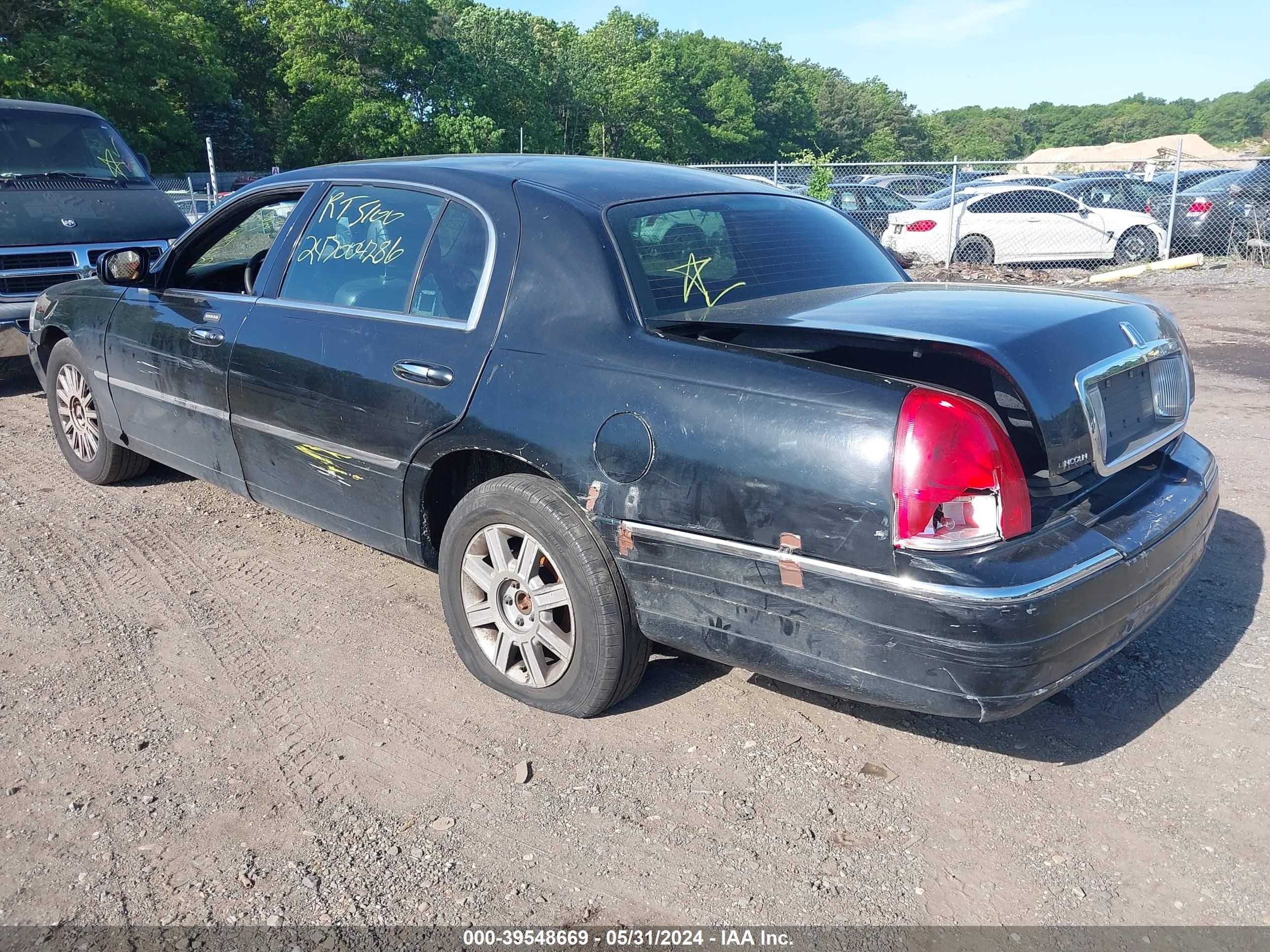 Photo 2 VIN: 2LNBL8EV9BX757708 - LINCOLN TOWN CAR 