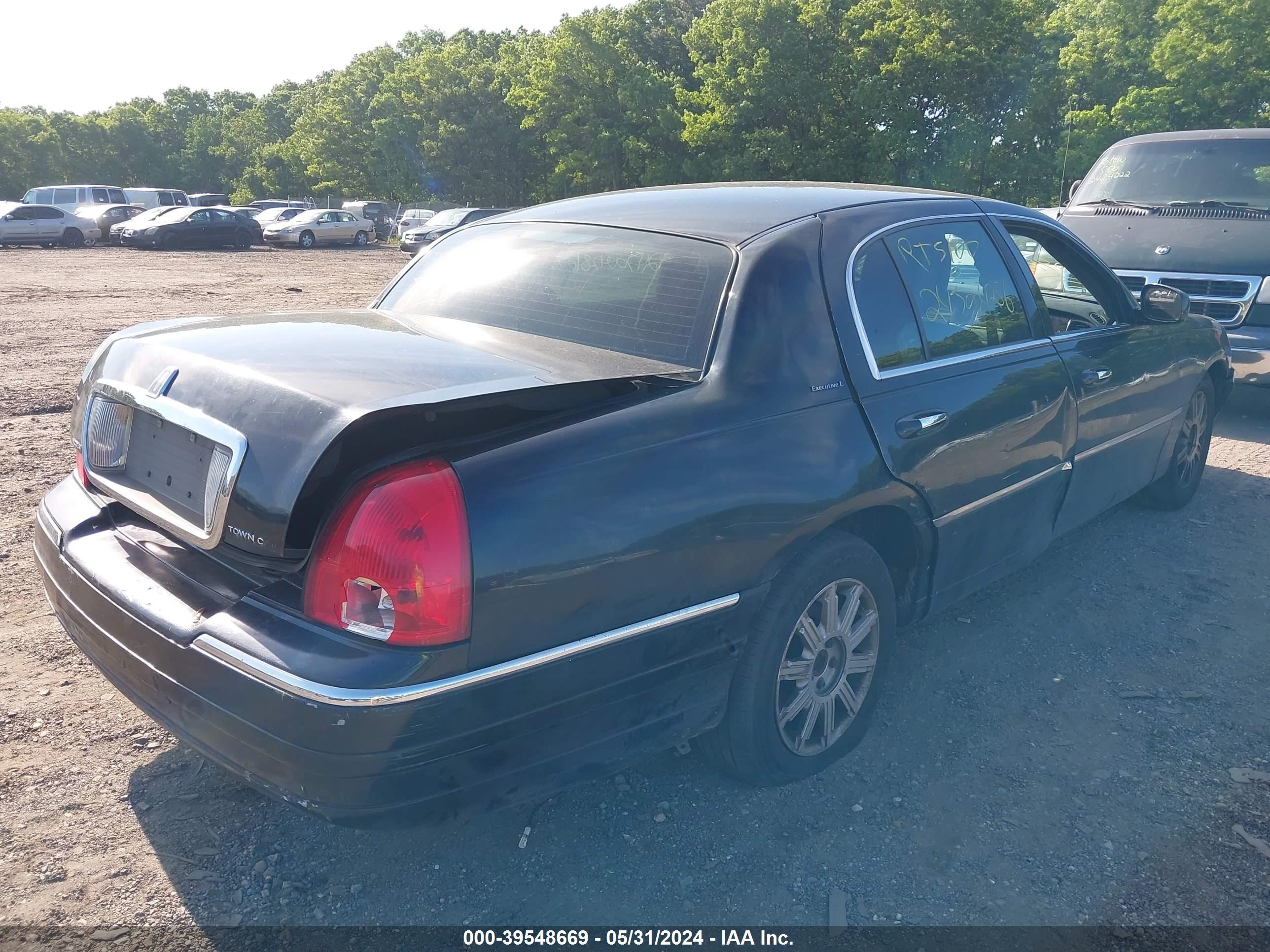 Photo 3 VIN: 2LNBL8EV9BX757708 - LINCOLN TOWN CAR 