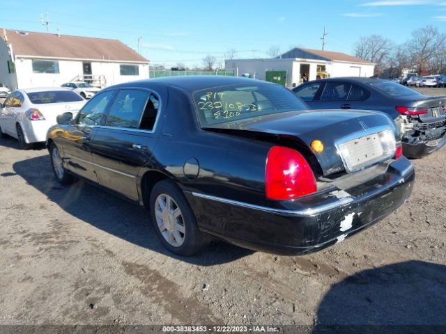 Photo 2 VIN: 2LNBL8EVXAX752757 - LINCOLN TOWN CAR 