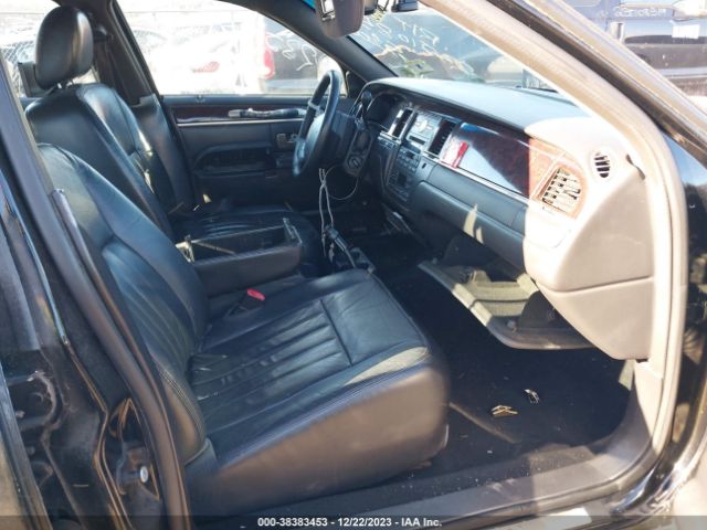 Photo 4 VIN: 2LNBL8EVXAX752757 - LINCOLN TOWN CAR 