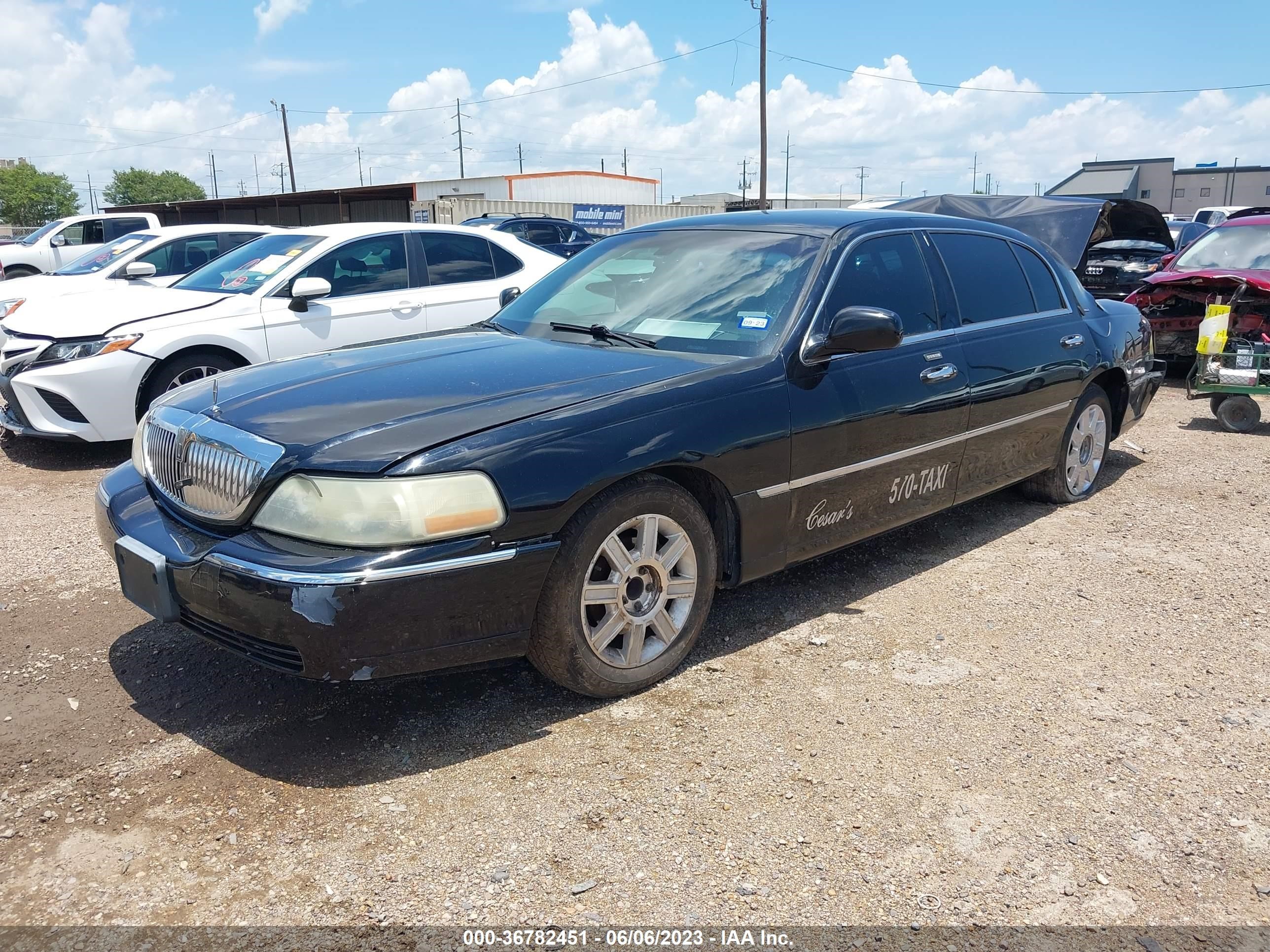 Photo 1 VIN: 2LNBL8EVXBX756972 - LINCOLN TOWN CAR 