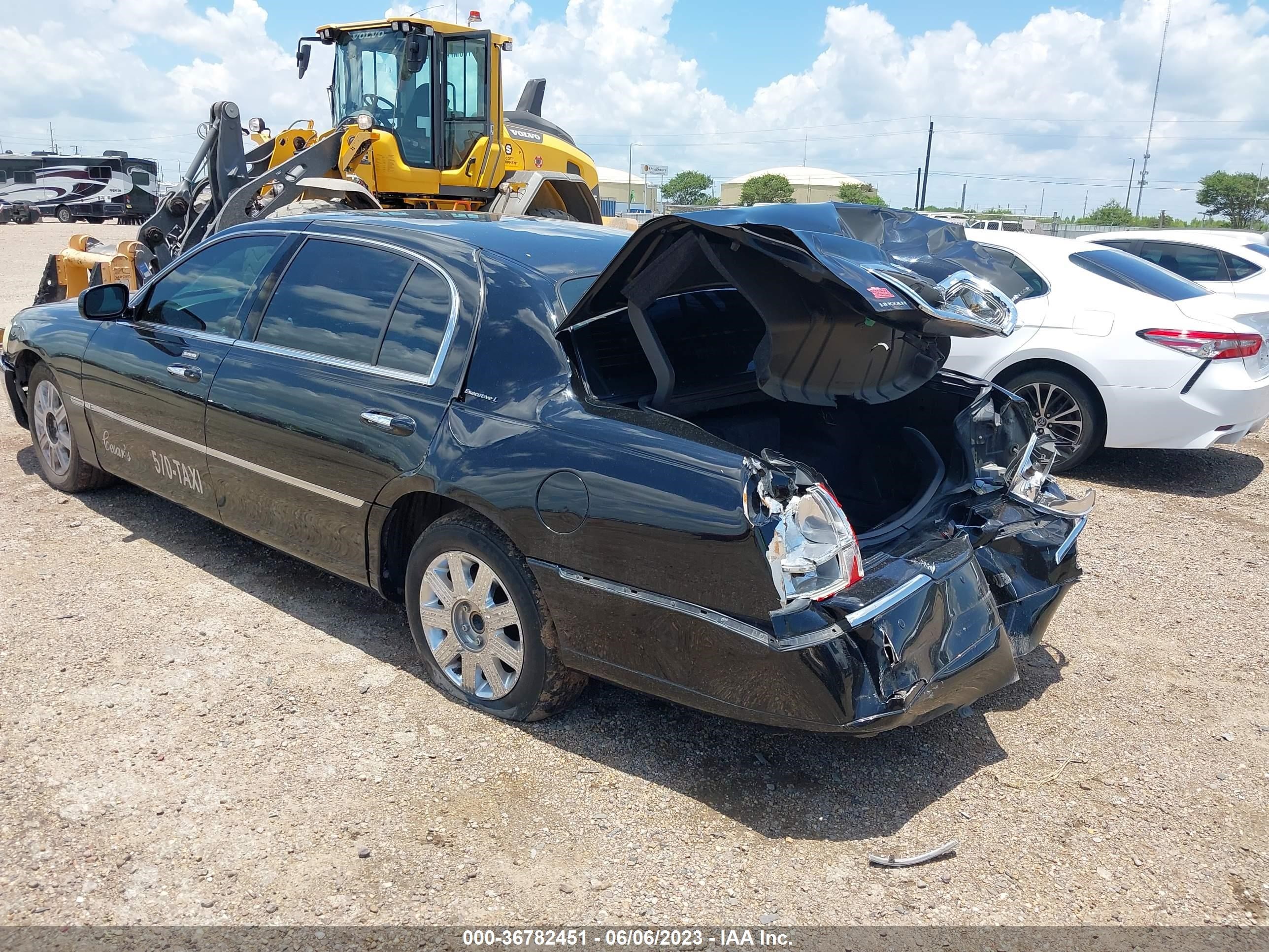 Photo 2 VIN: 2LNBL8EVXBX756972 - LINCOLN TOWN CAR 