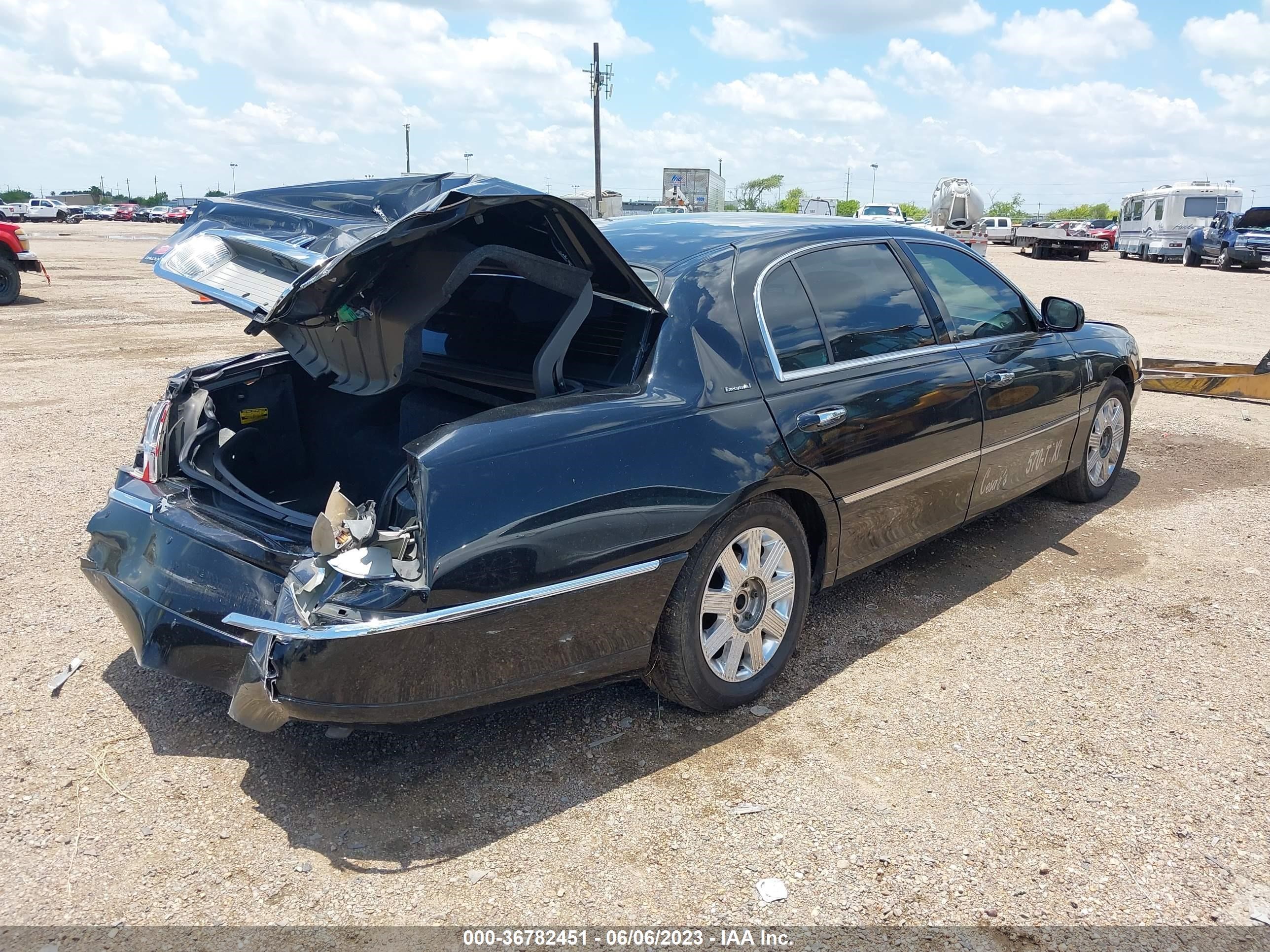 Photo 3 VIN: 2LNBL8EVXBX756972 - LINCOLN TOWN CAR 