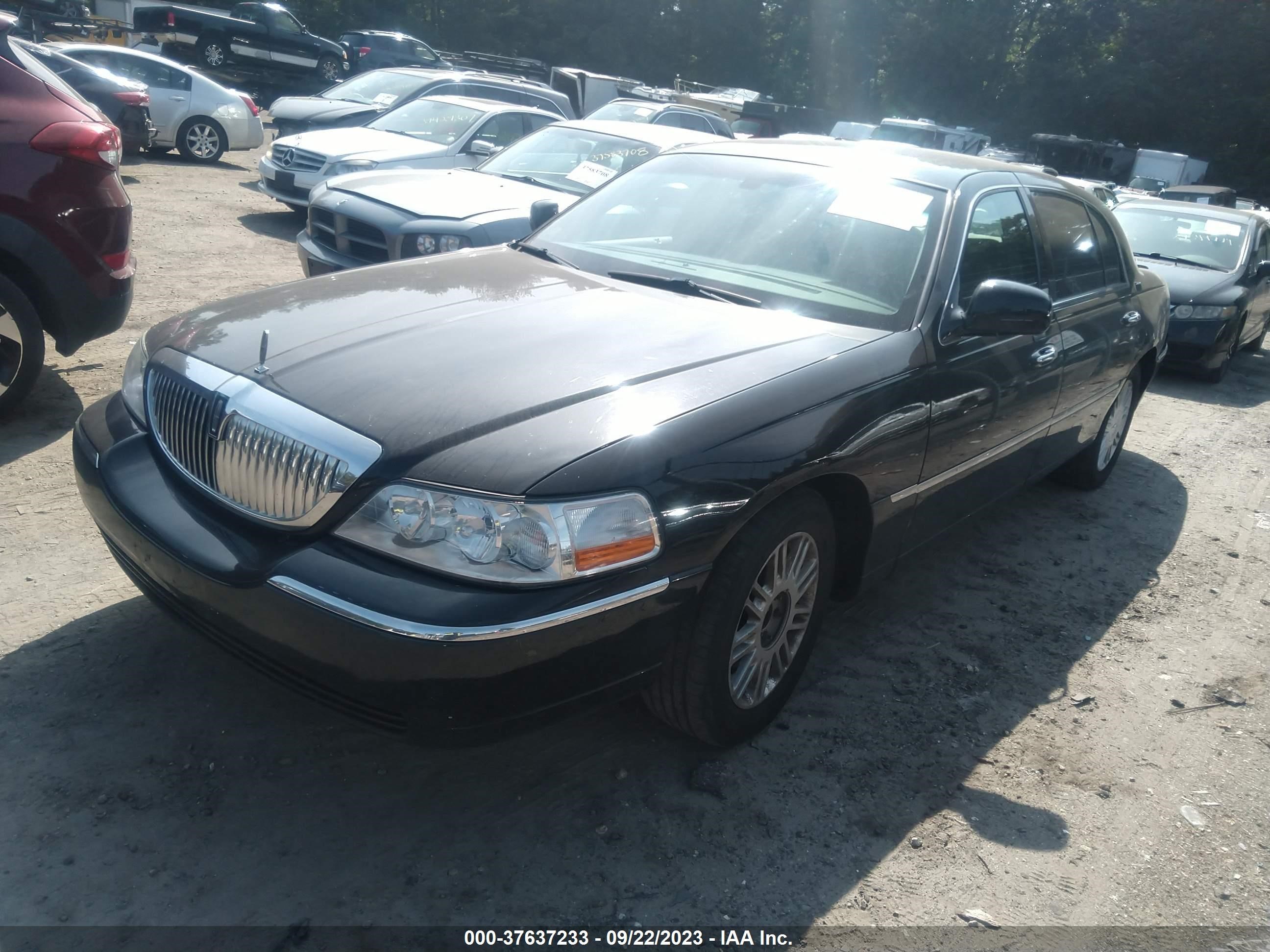 Photo 1 VIN: 2LNBL8FV4BX758280 - LINCOLN TOWN CAR 