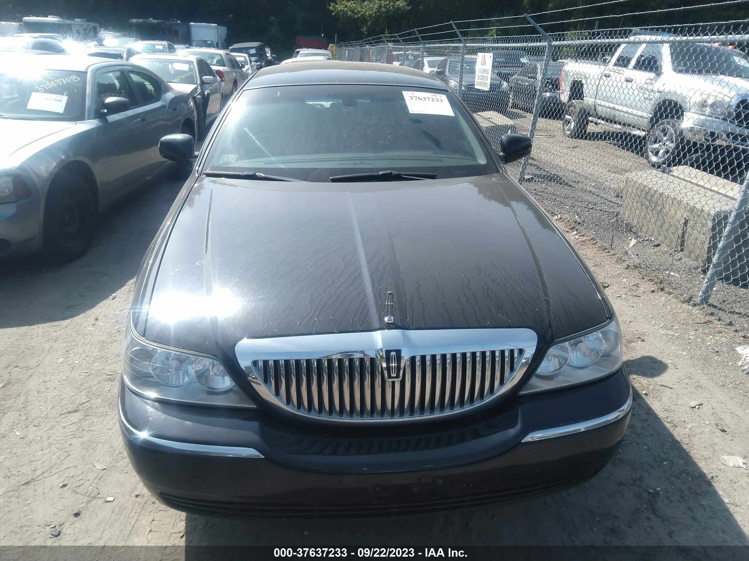 Photo 11 VIN: 2LNBL8FV4BX758280 - LINCOLN TOWN CAR 