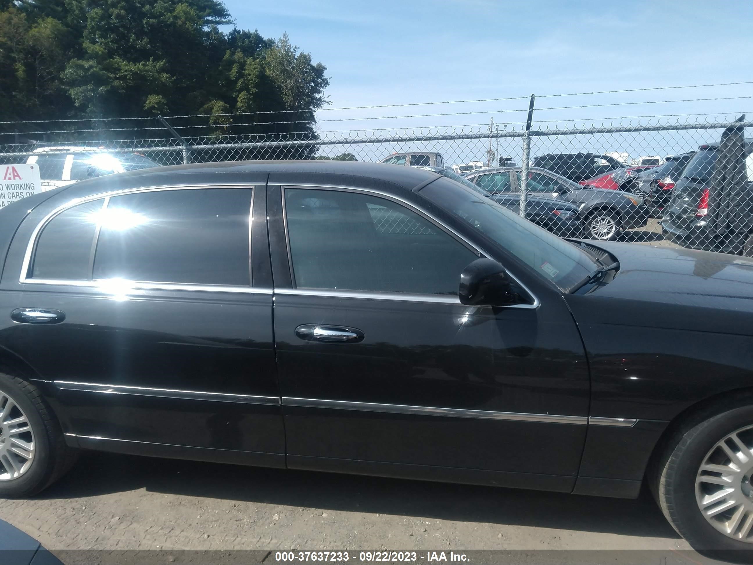 Photo 12 VIN: 2LNBL8FV4BX758280 - LINCOLN TOWN CAR 