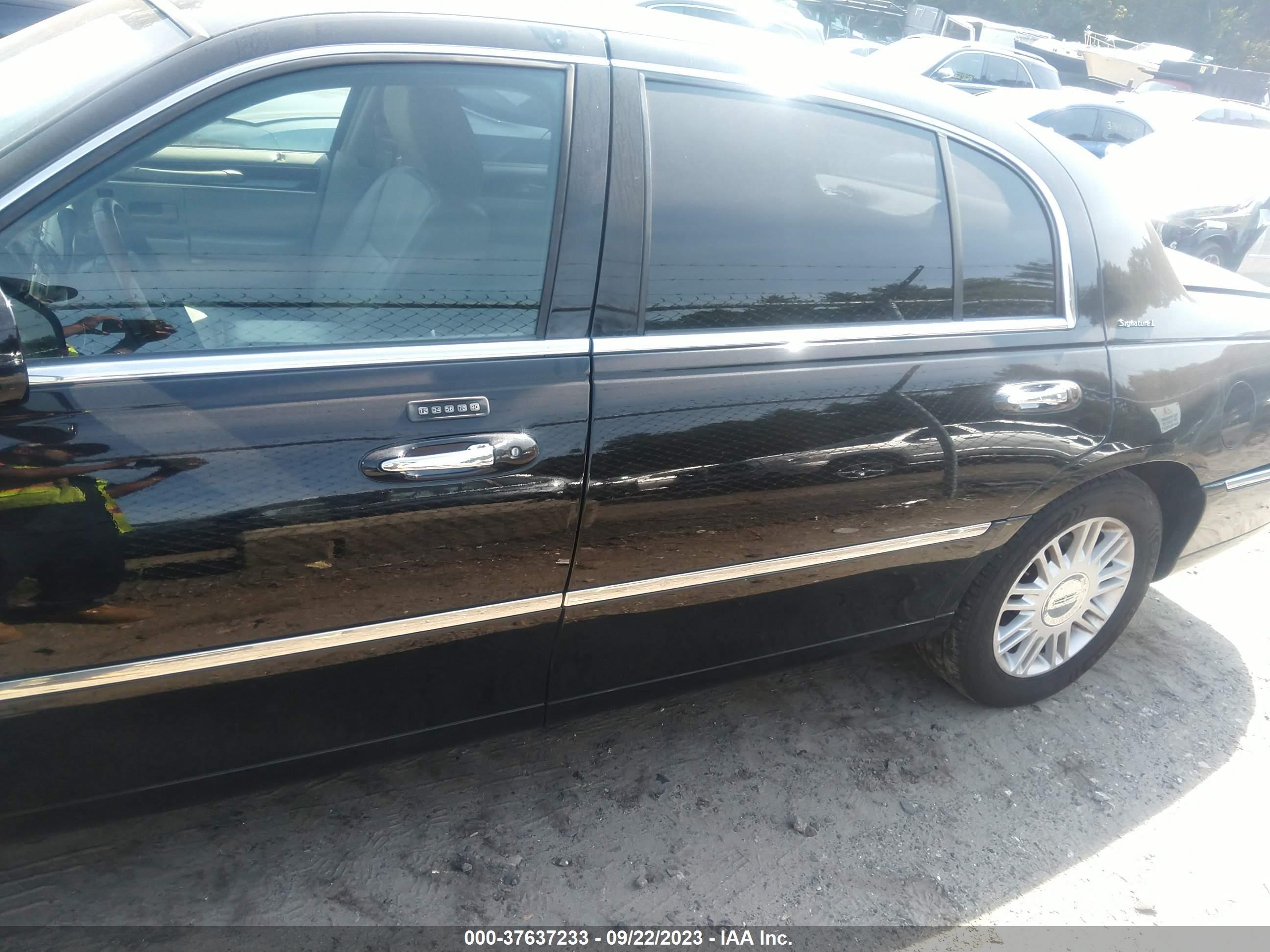 Photo 13 VIN: 2LNBL8FV4BX758280 - LINCOLN TOWN CAR 