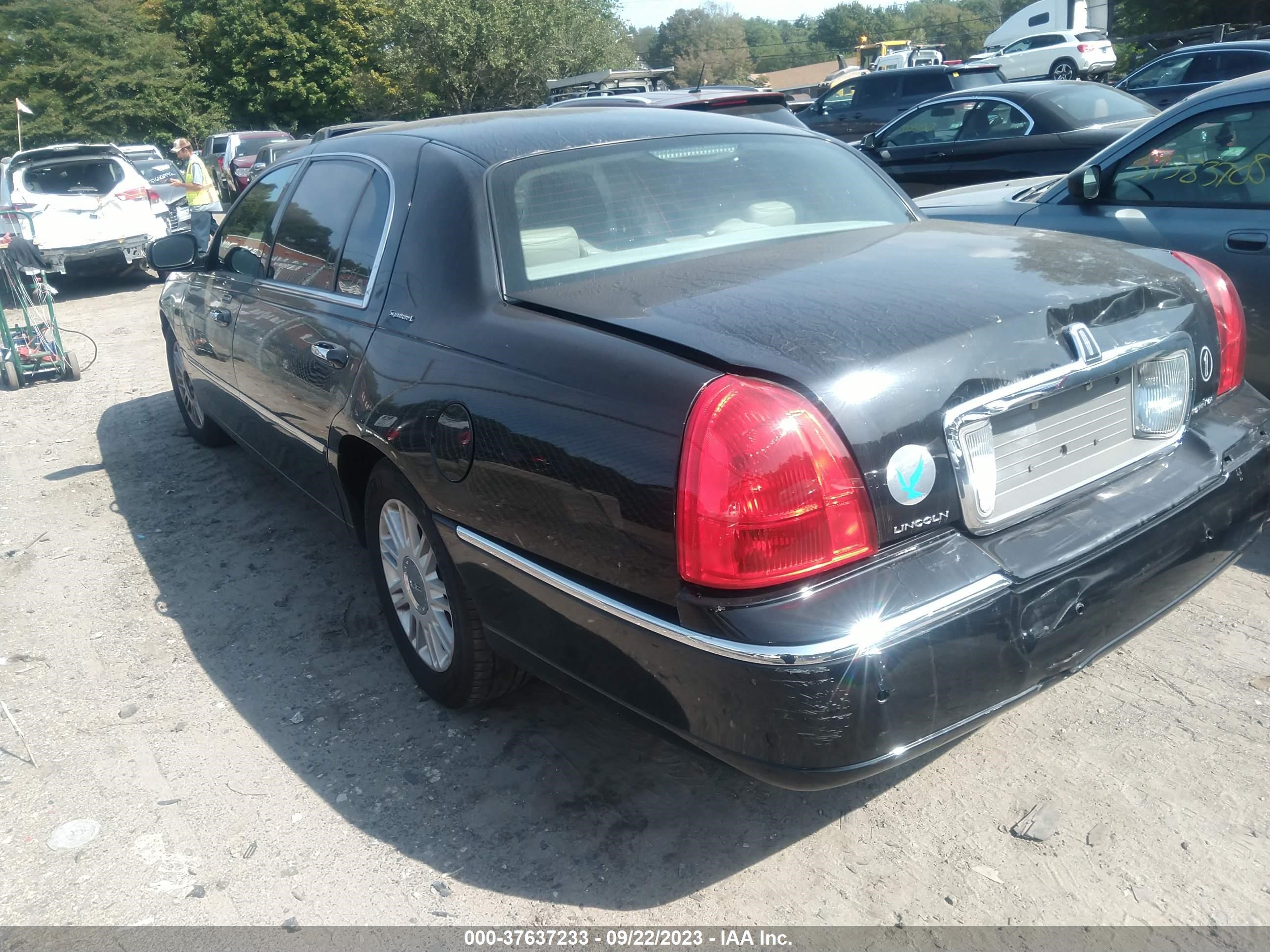 Photo 2 VIN: 2LNBL8FV4BX758280 - LINCOLN TOWN CAR 