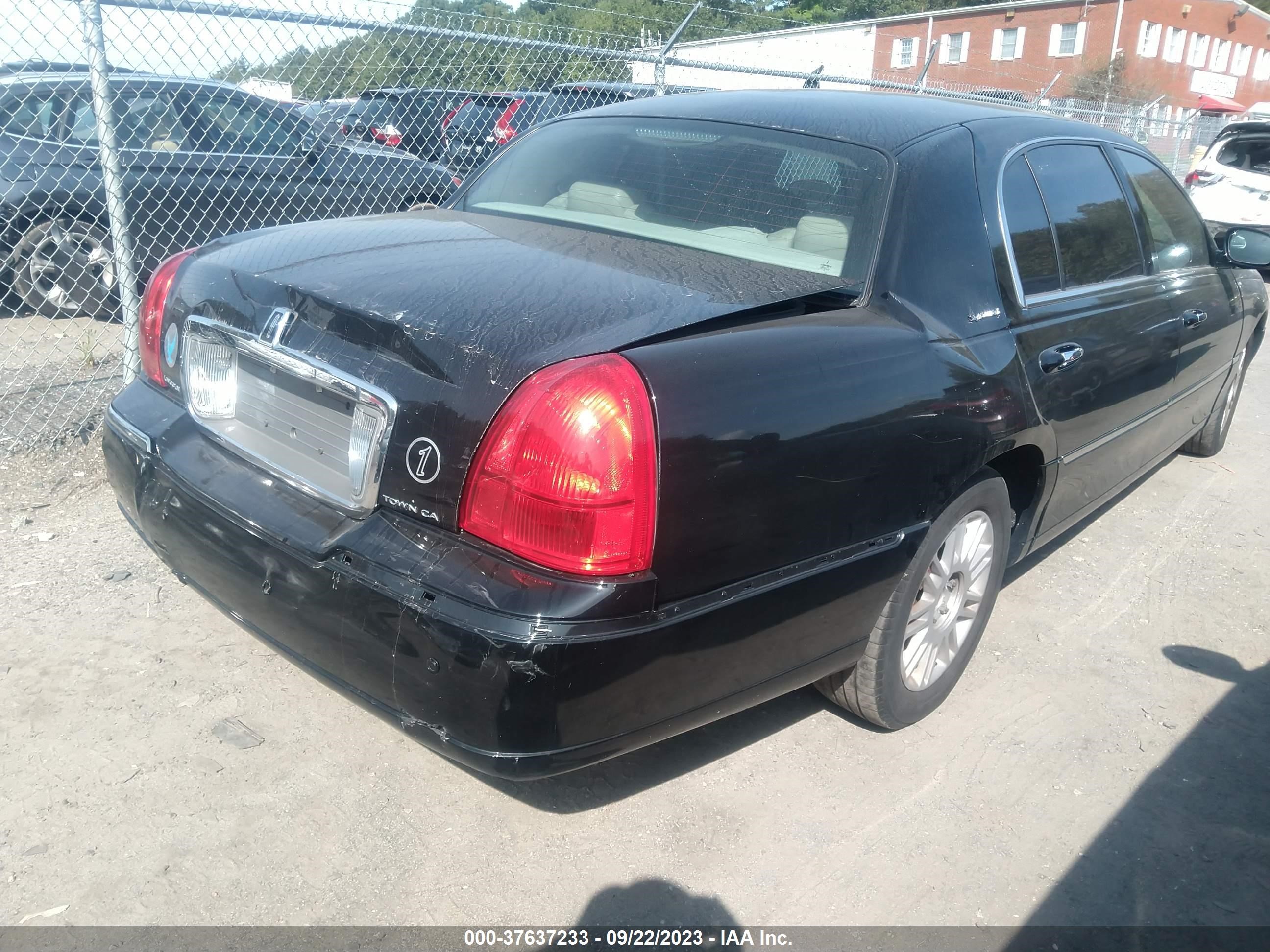 Photo 3 VIN: 2LNBL8FV4BX758280 - LINCOLN TOWN CAR 