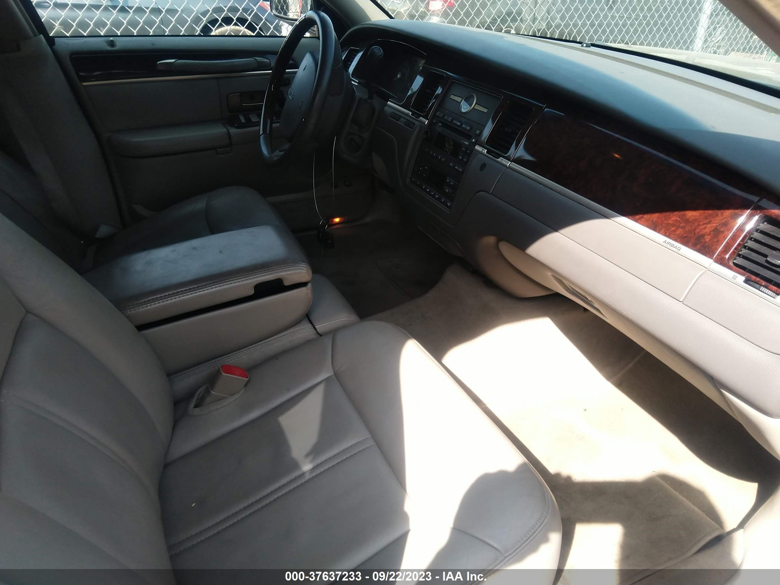 Photo 4 VIN: 2LNBL8FV4BX758280 - LINCOLN TOWN CAR 