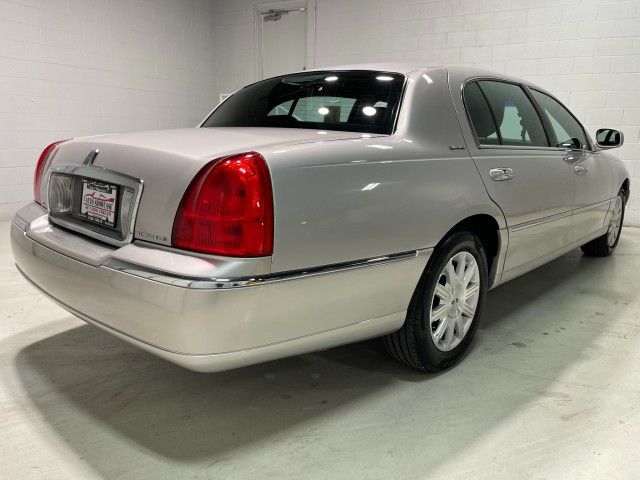 Photo 3 VIN: 2LNBL8FV7BX762520 - LINCOLN TOWN CAR 