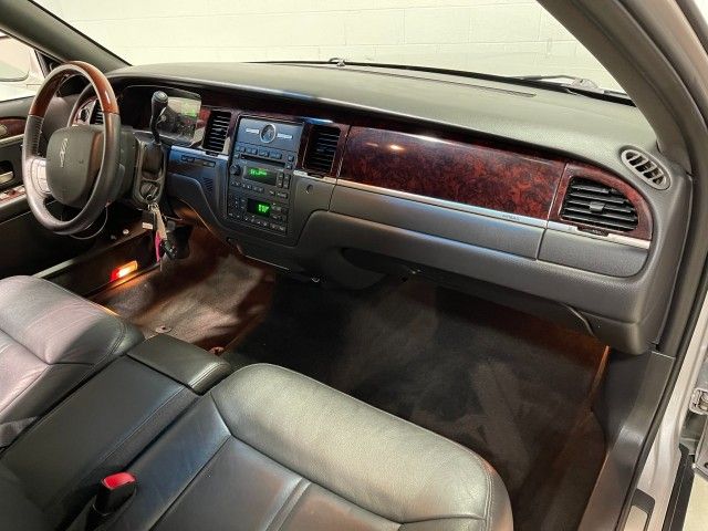 Photo 9 VIN: 2LNBL8FV7BX762520 - LINCOLN TOWN CAR 