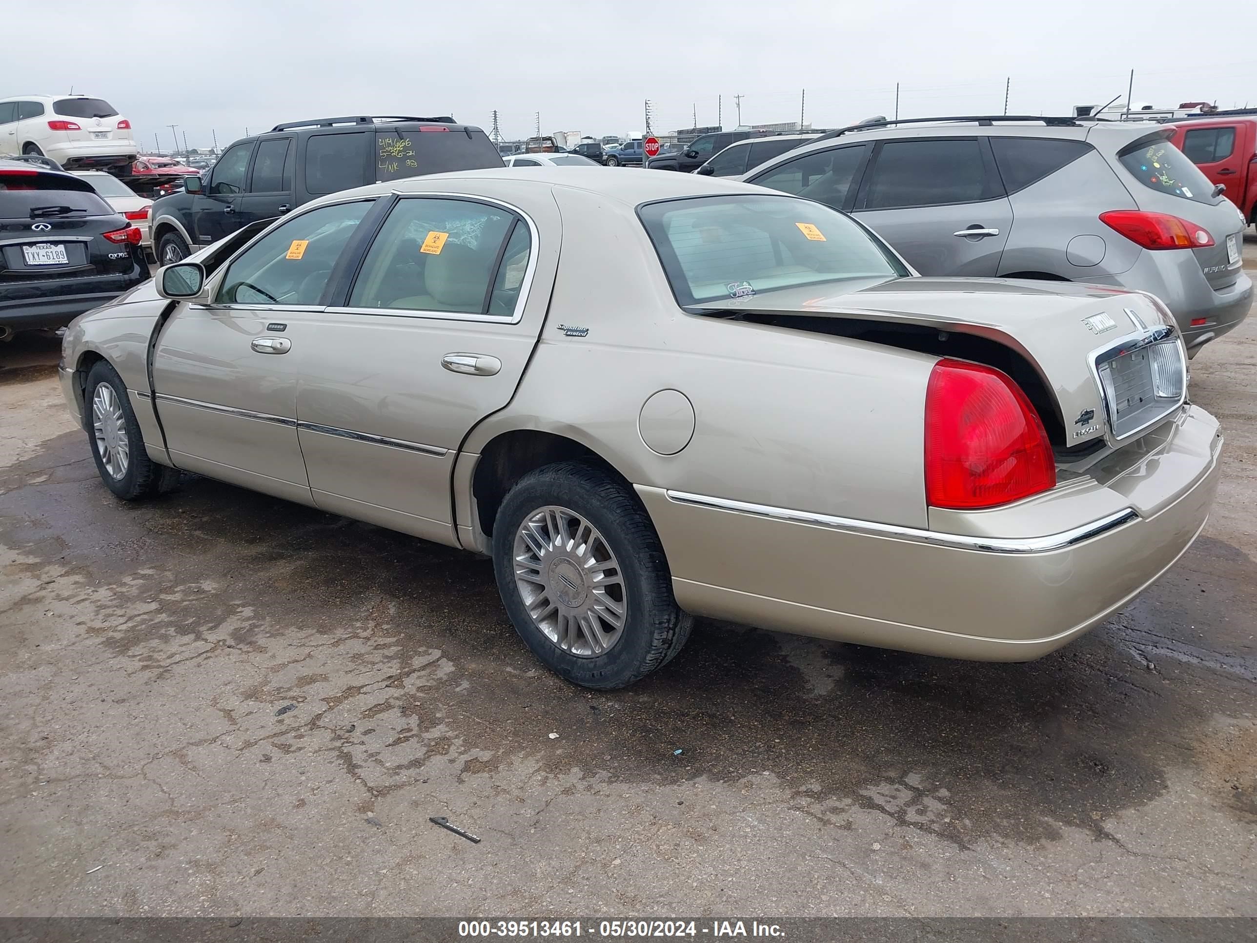 Photo 2 VIN: 2LNHM82V08X643231 - LINCOLN TOWN CAR 