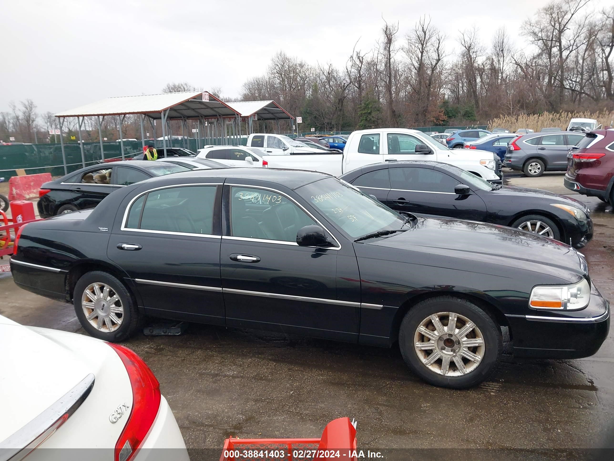 Photo 12 VIN: 2LNHM82V08X659395 - LINCOLN TOWN CAR 