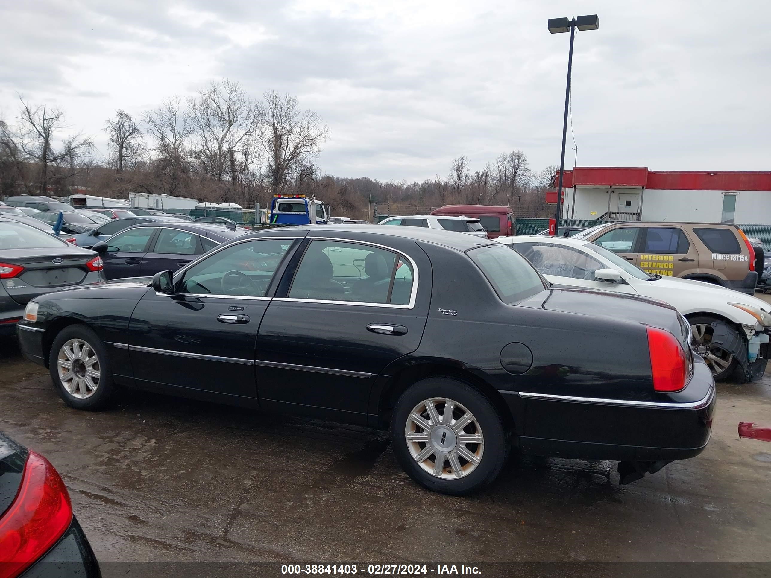 Photo 13 VIN: 2LNHM82V08X659395 - LINCOLN TOWN CAR 