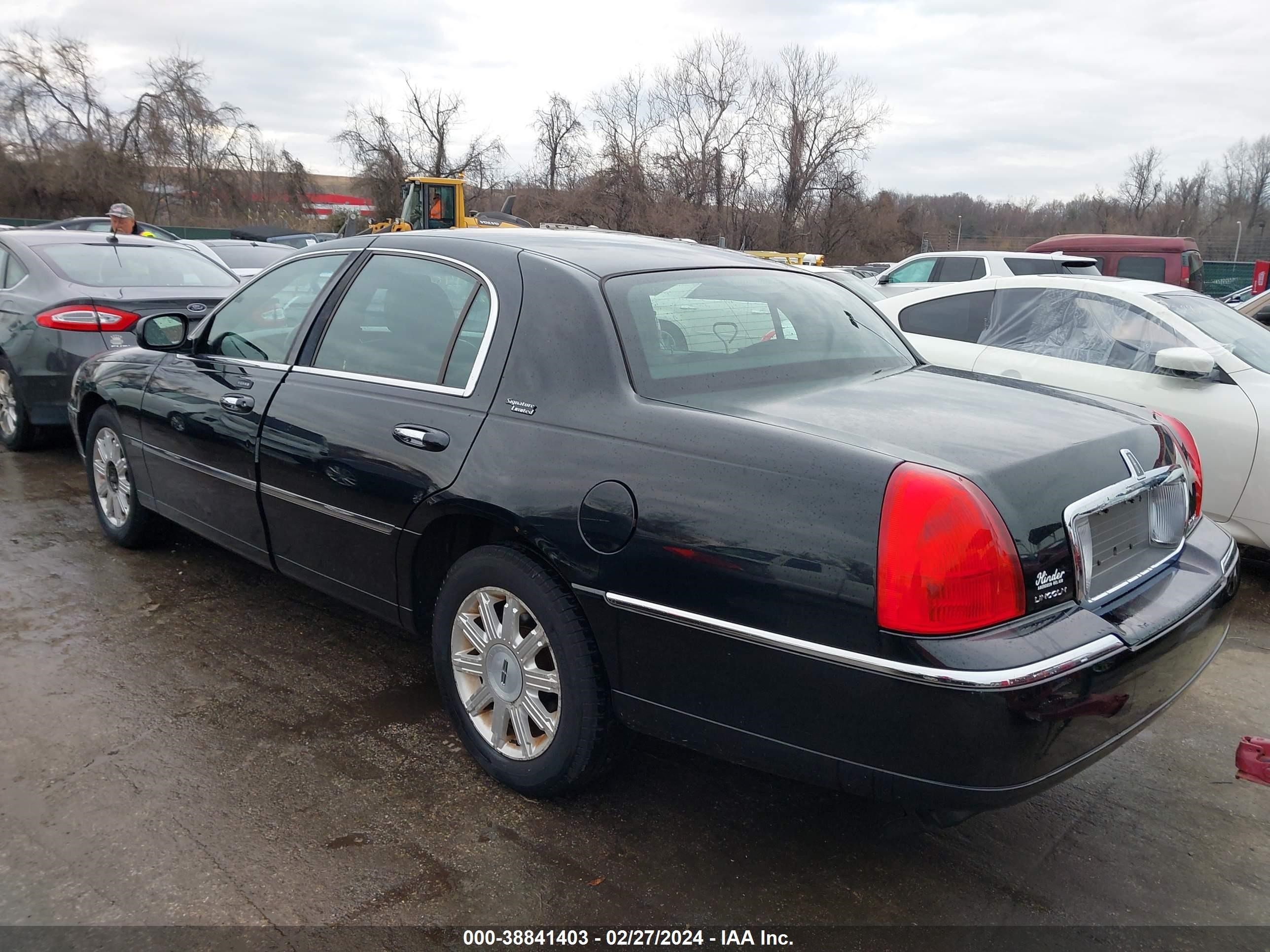 Photo 2 VIN: 2LNHM82V08X659395 - LINCOLN TOWN CAR 