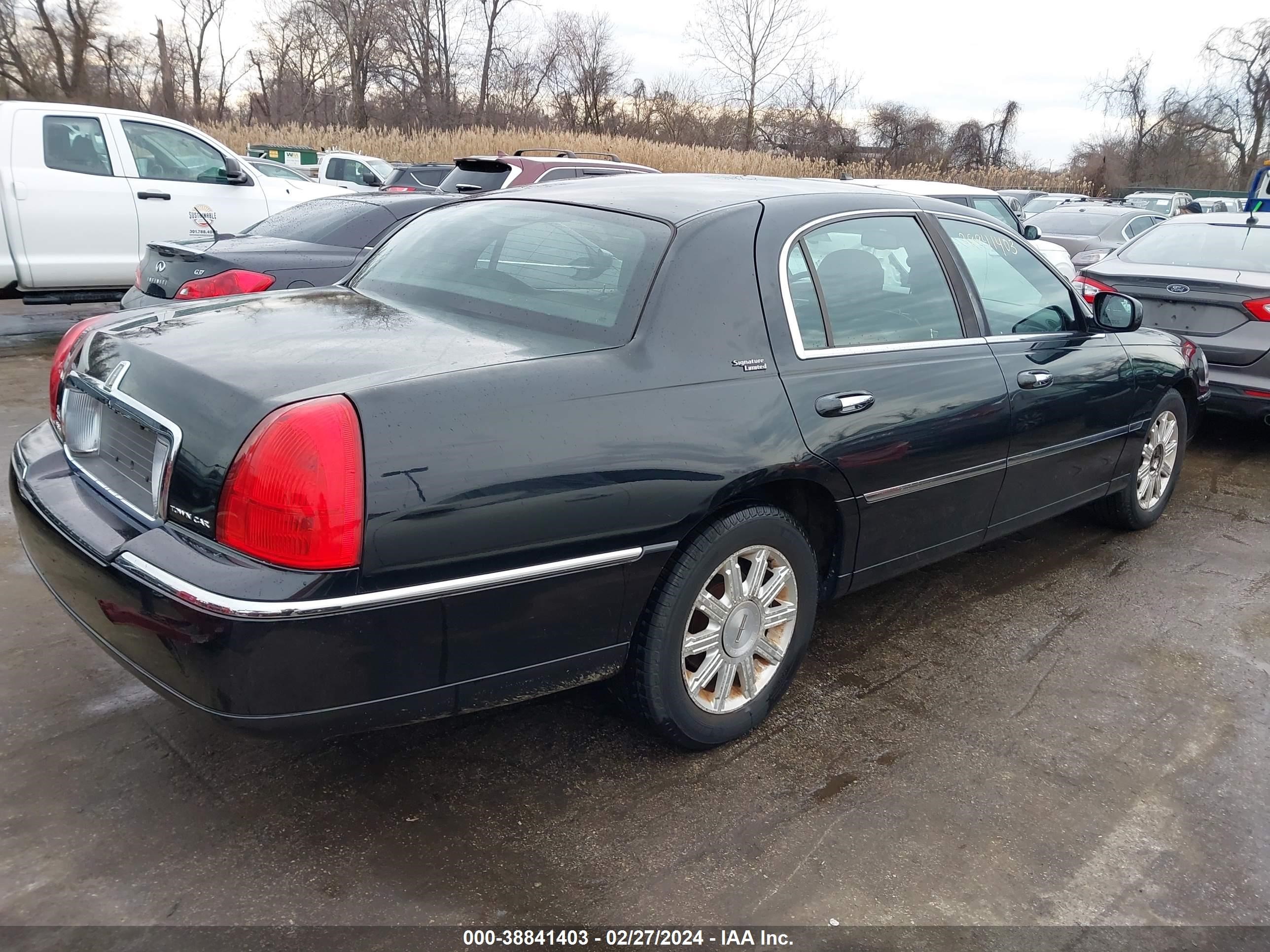 Photo 3 VIN: 2LNHM82V08X659395 - LINCOLN TOWN CAR 