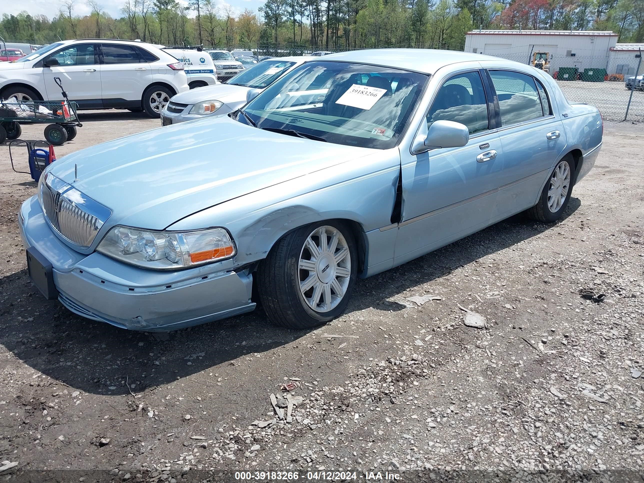 Photo 1 VIN: 2LNHM82V09X601157 - LINCOLN TOWN CAR 