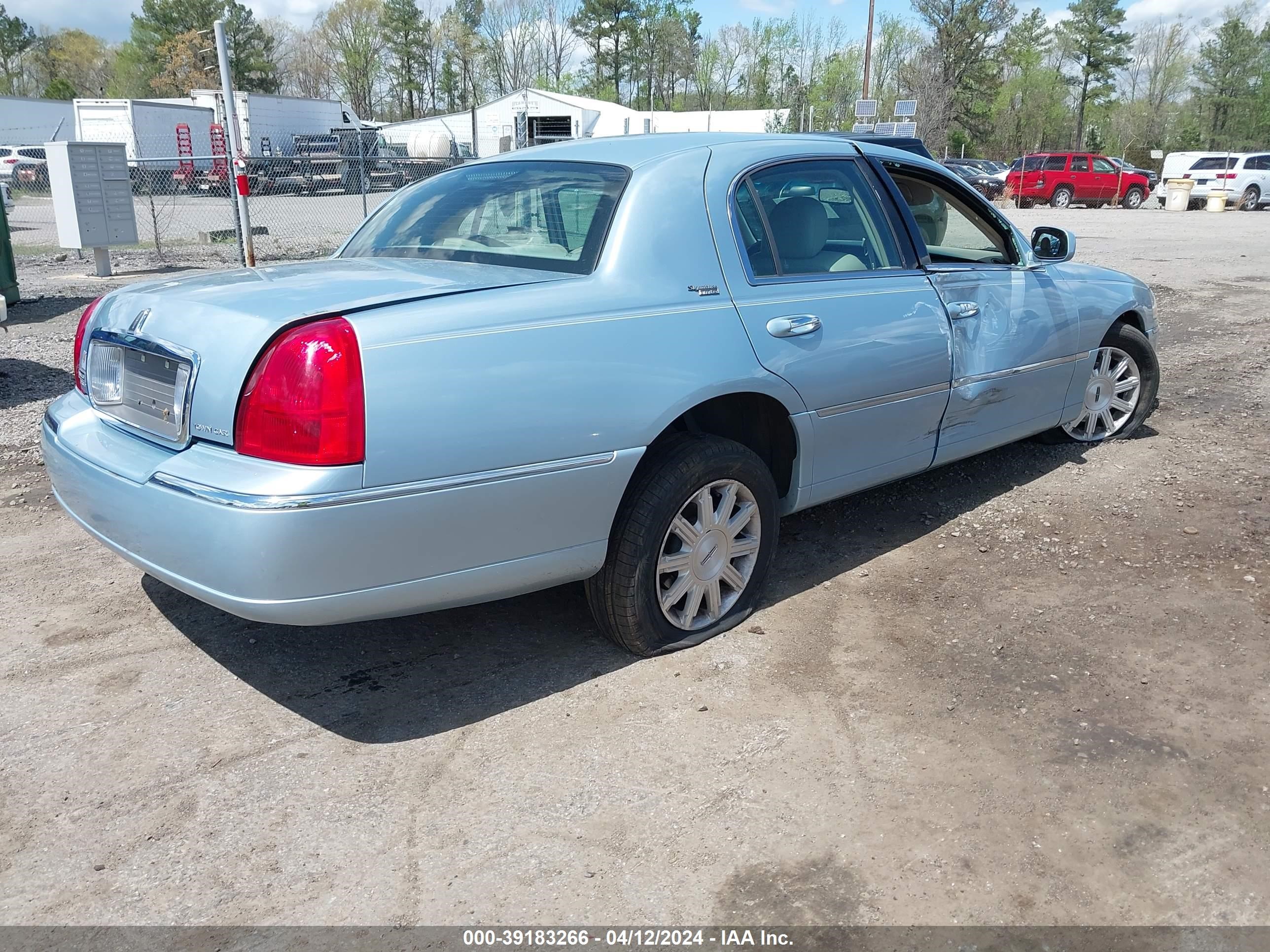 Photo 3 VIN: 2LNHM82V09X601157 - LINCOLN TOWN CAR 