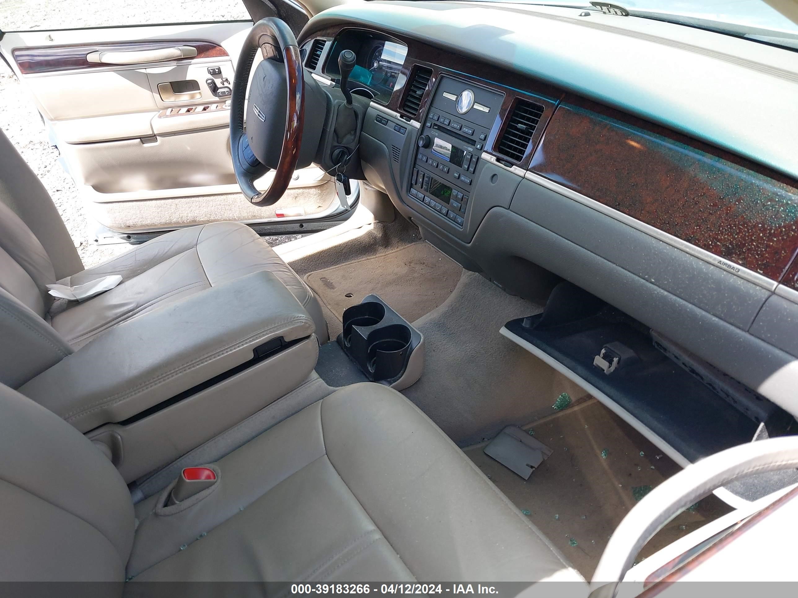 Photo 4 VIN: 2LNHM82V09X601157 - LINCOLN TOWN CAR 