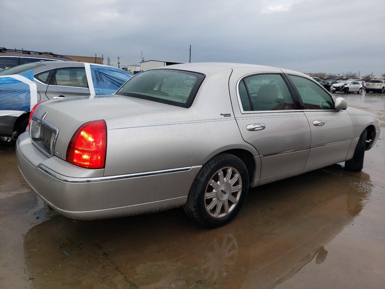 Photo 2 VIN: 2LNHM82V18X650057 - LINCOLN TOWN CAR 