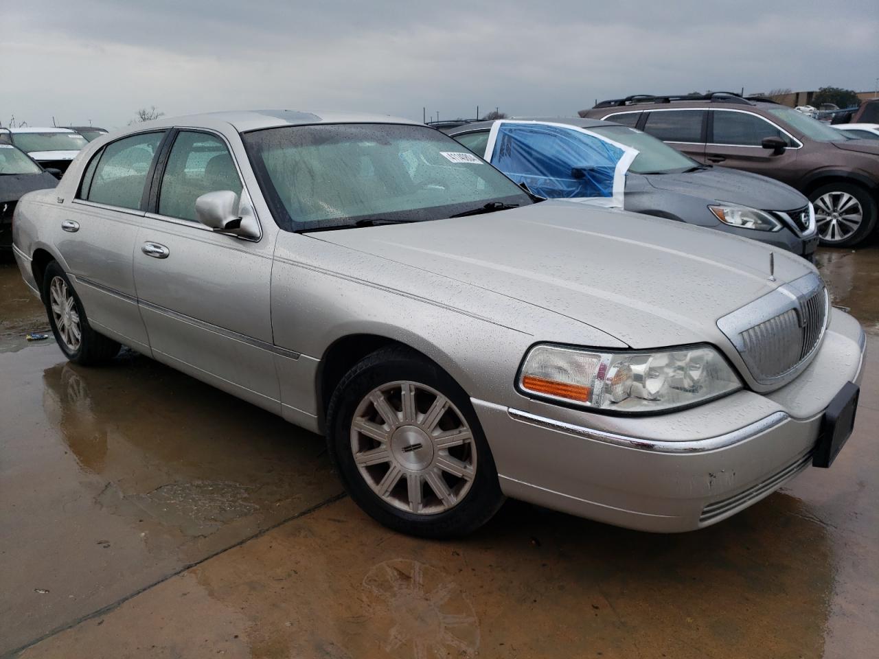 Photo 3 VIN: 2LNHM82V18X650057 - LINCOLN TOWN CAR 