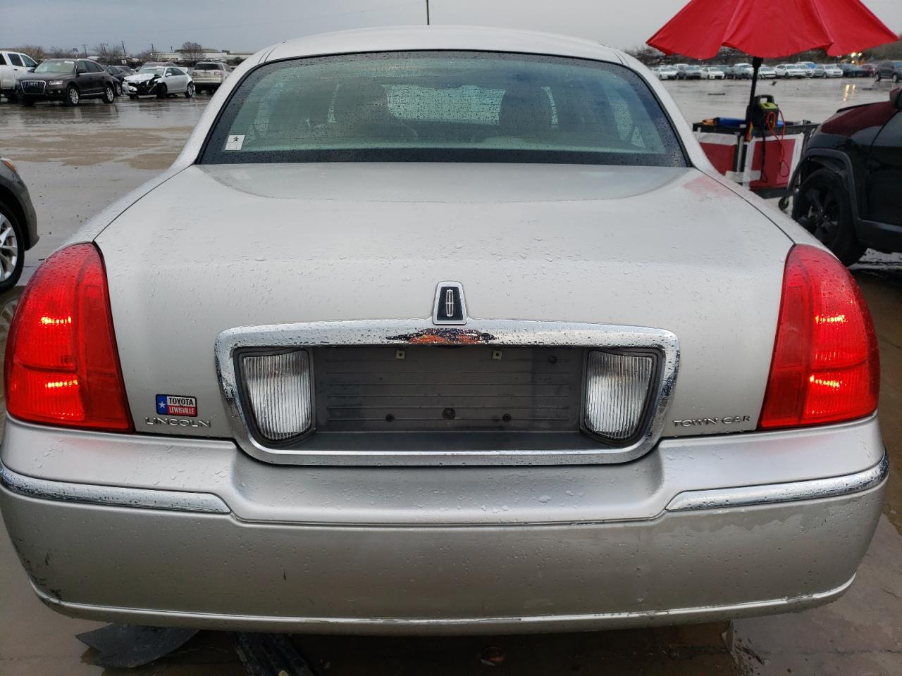 Photo 5 VIN: 2LNHM82V18X650057 - LINCOLN TOWN CAR 