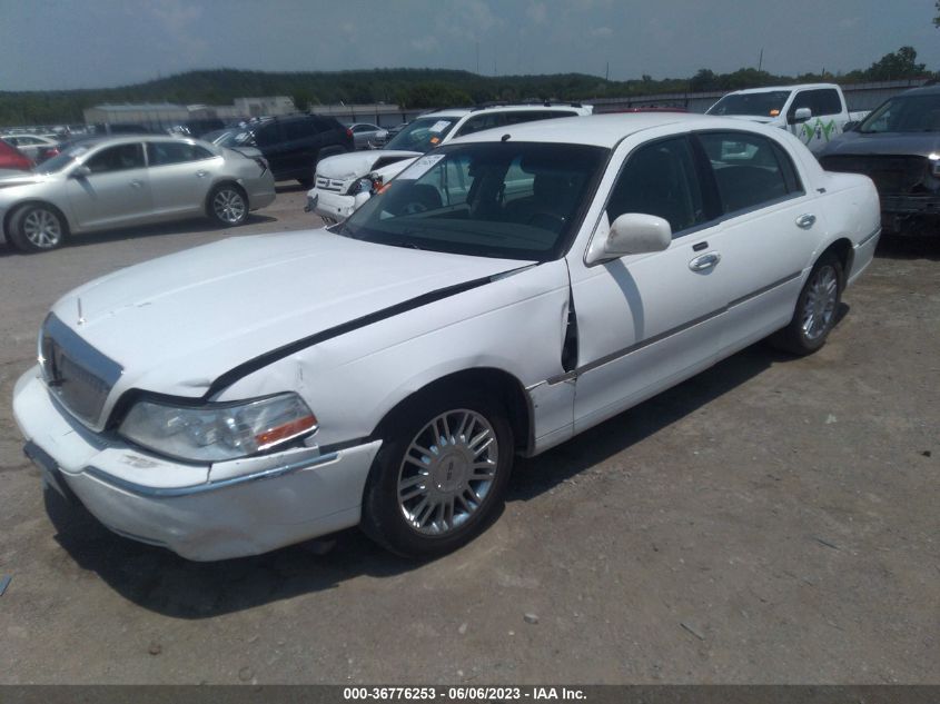 Photo 1 VIN: 2LNHM82V19X630327 - LINCOLN TOWN CAR 