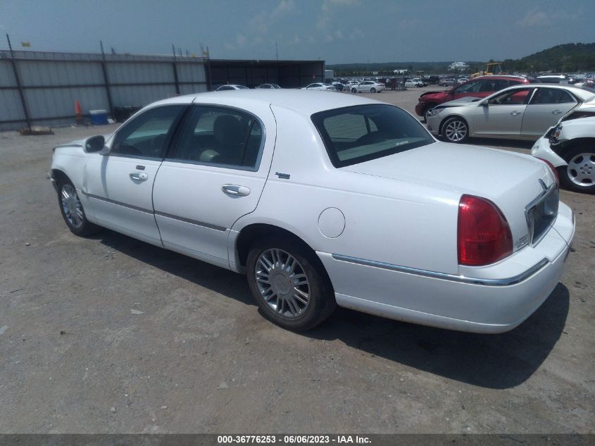 Photo 2 VIN: 2LNHM82V19X630327 - LINCOLN TOWN CAR 