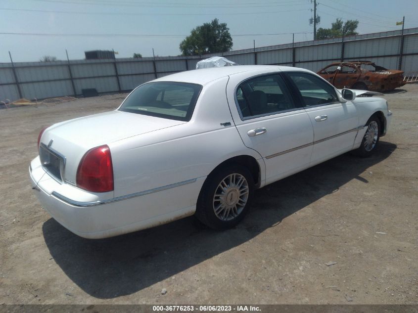 Photo 3 VIN: 2LNHM82V19X630327 - LINCOLN TOWN CAR 