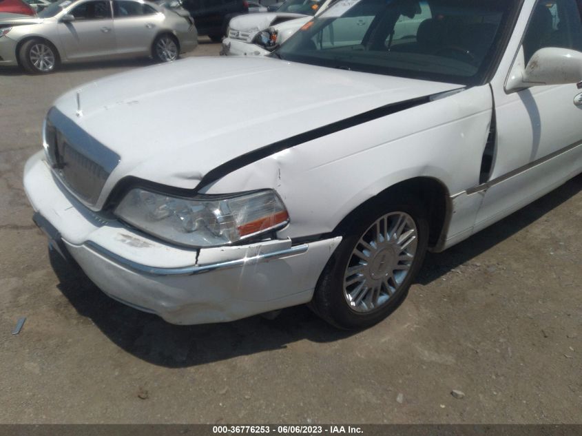 Photo 5 VIN: 2LNHM82V19X630327 - LINCOLN TOWN CAR 