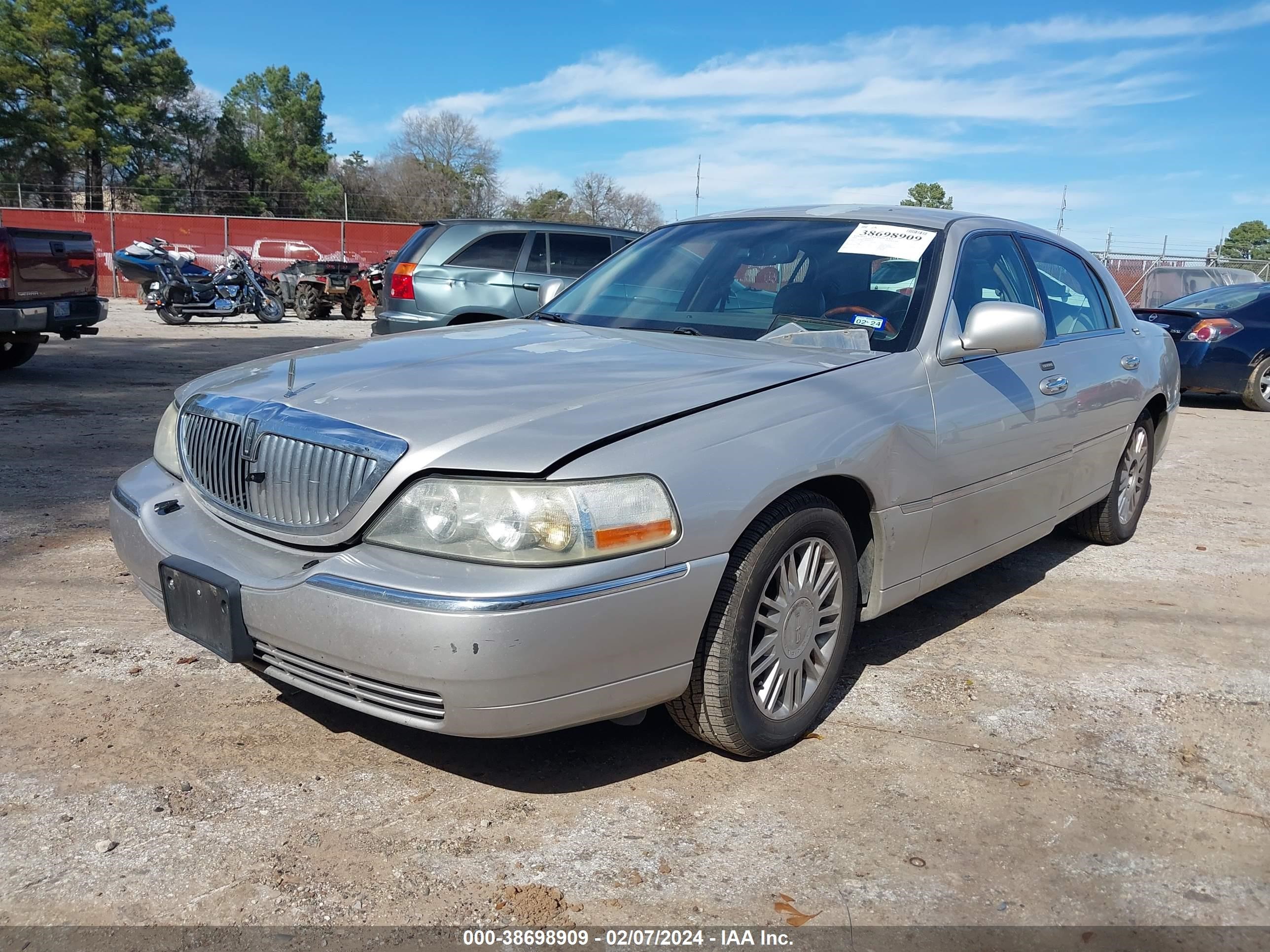 Photo 1 VIN: 2LNHM82V28X662010 - LINCOLN TOWN CAR 