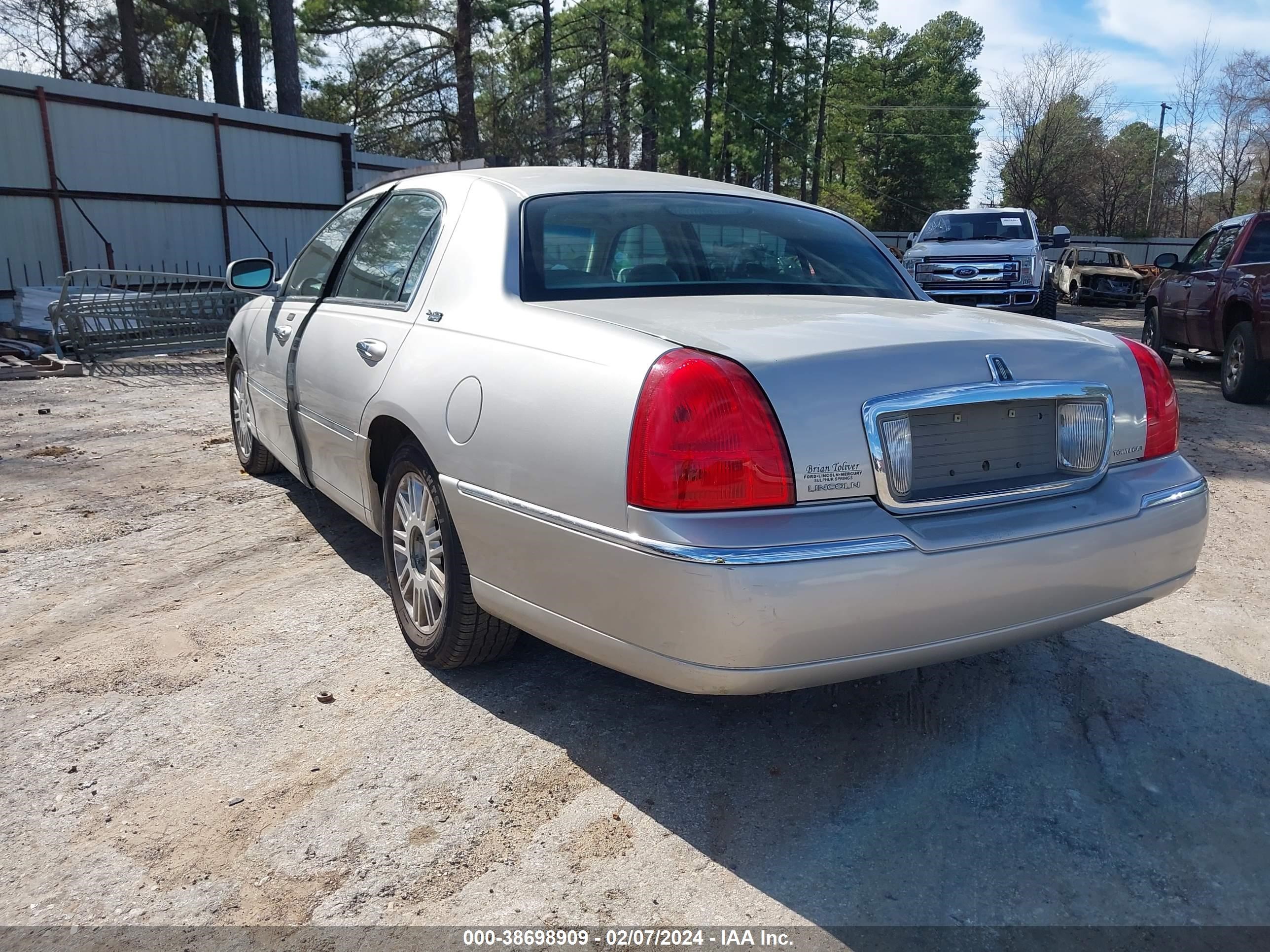 Photo 2 VIN: 2LNHM82V28X662010 - LINCOLN TOWN CAR 