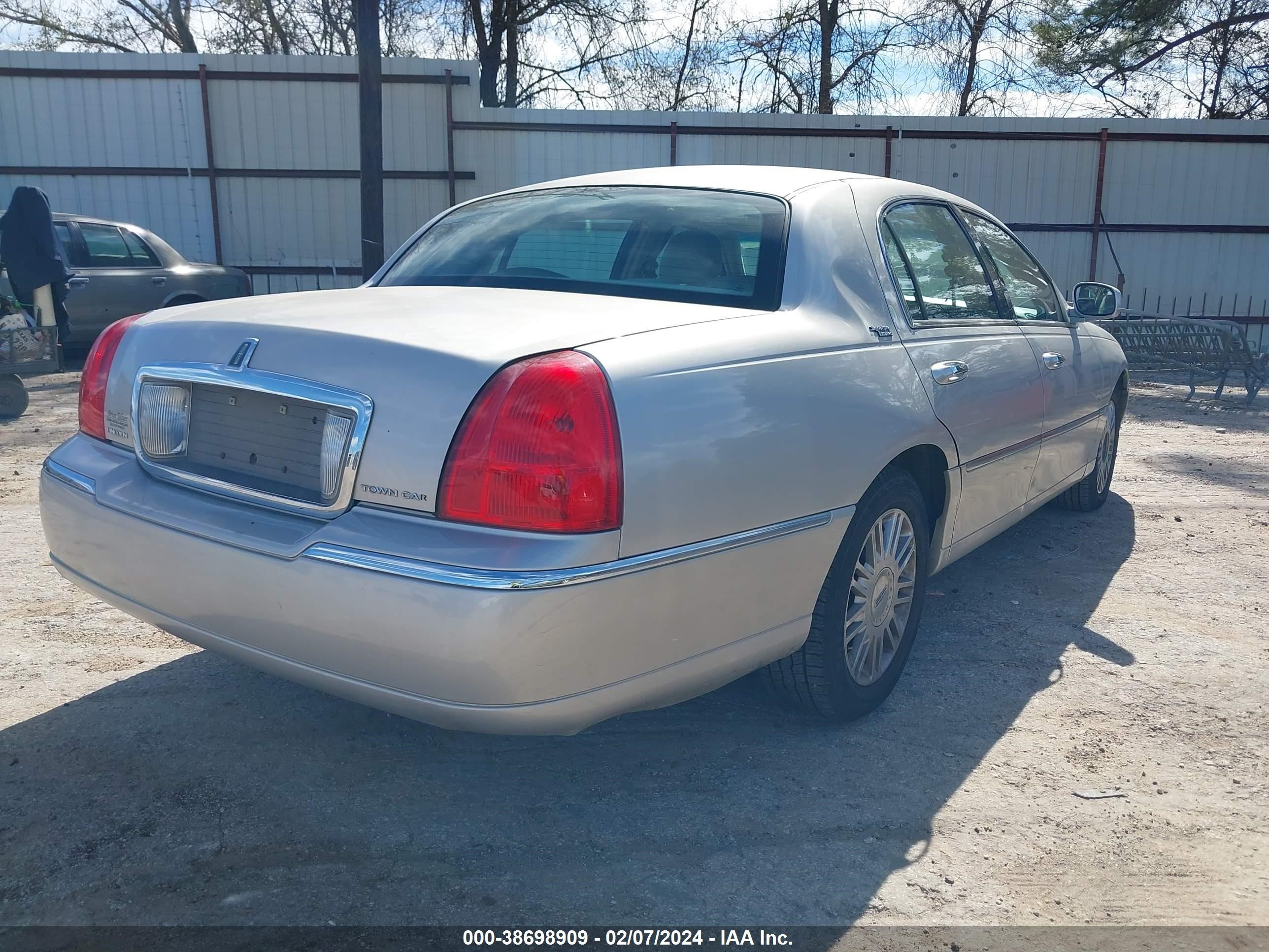 Photo 3 VIN: 2LNHM82V28X662010 - LINCOLN TOWN CAR 