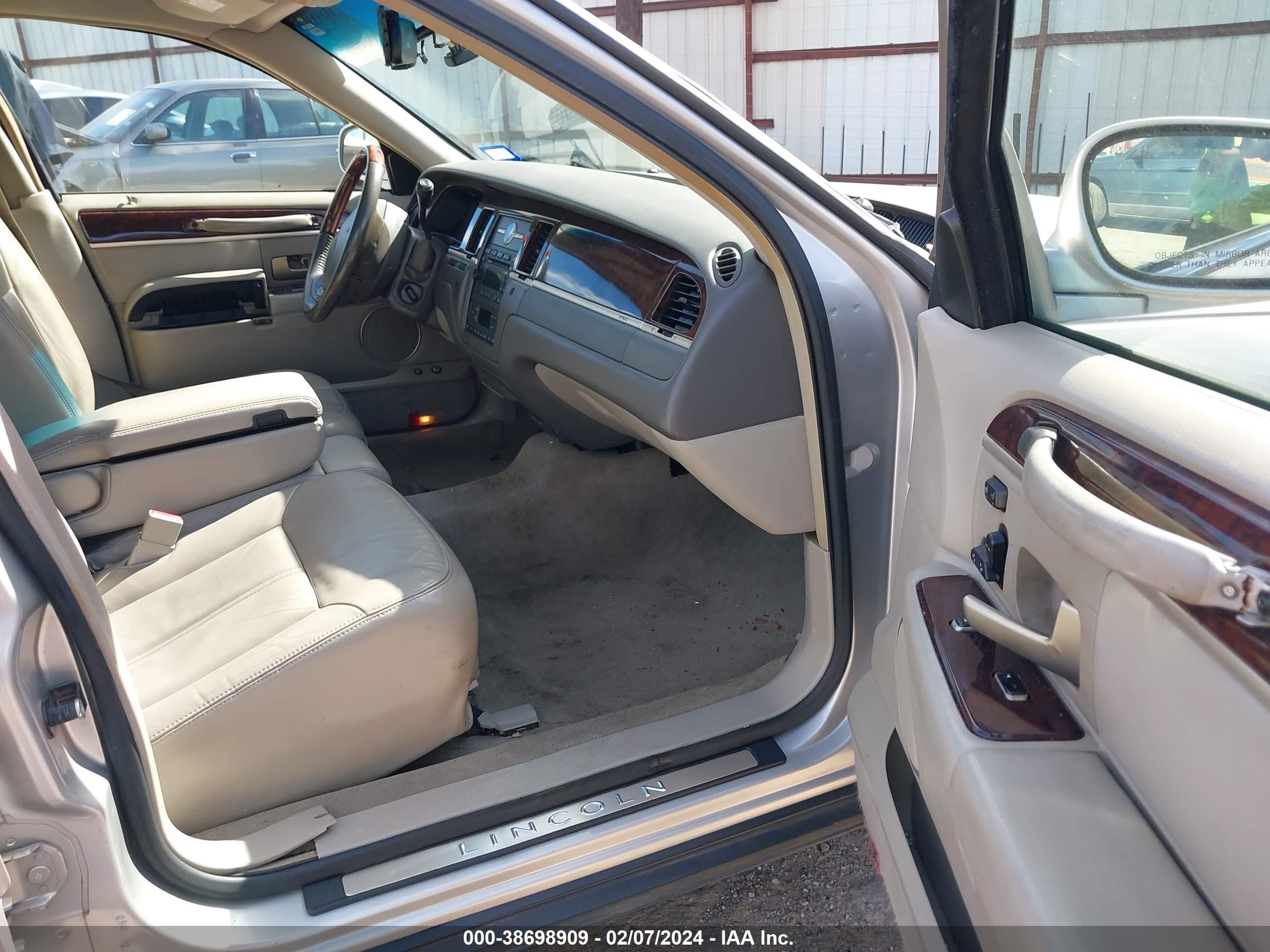 Photo 4 VIN: 2LNHM82V28X662010 - LINCOLN TOWN CAR 