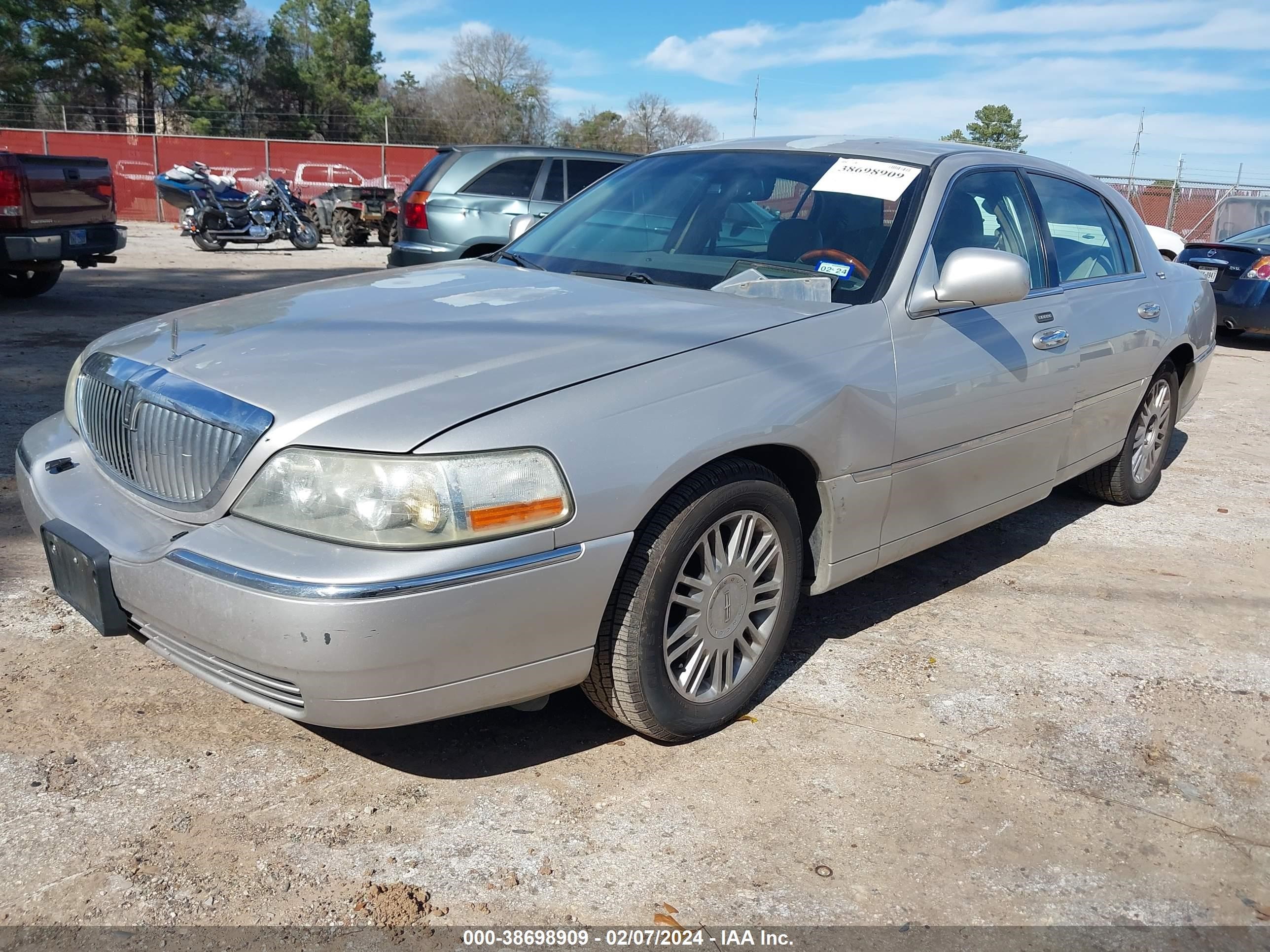 Photo 5 VIN: 2LNHM82V28X662010 - LINCOLN TOWN CAR 