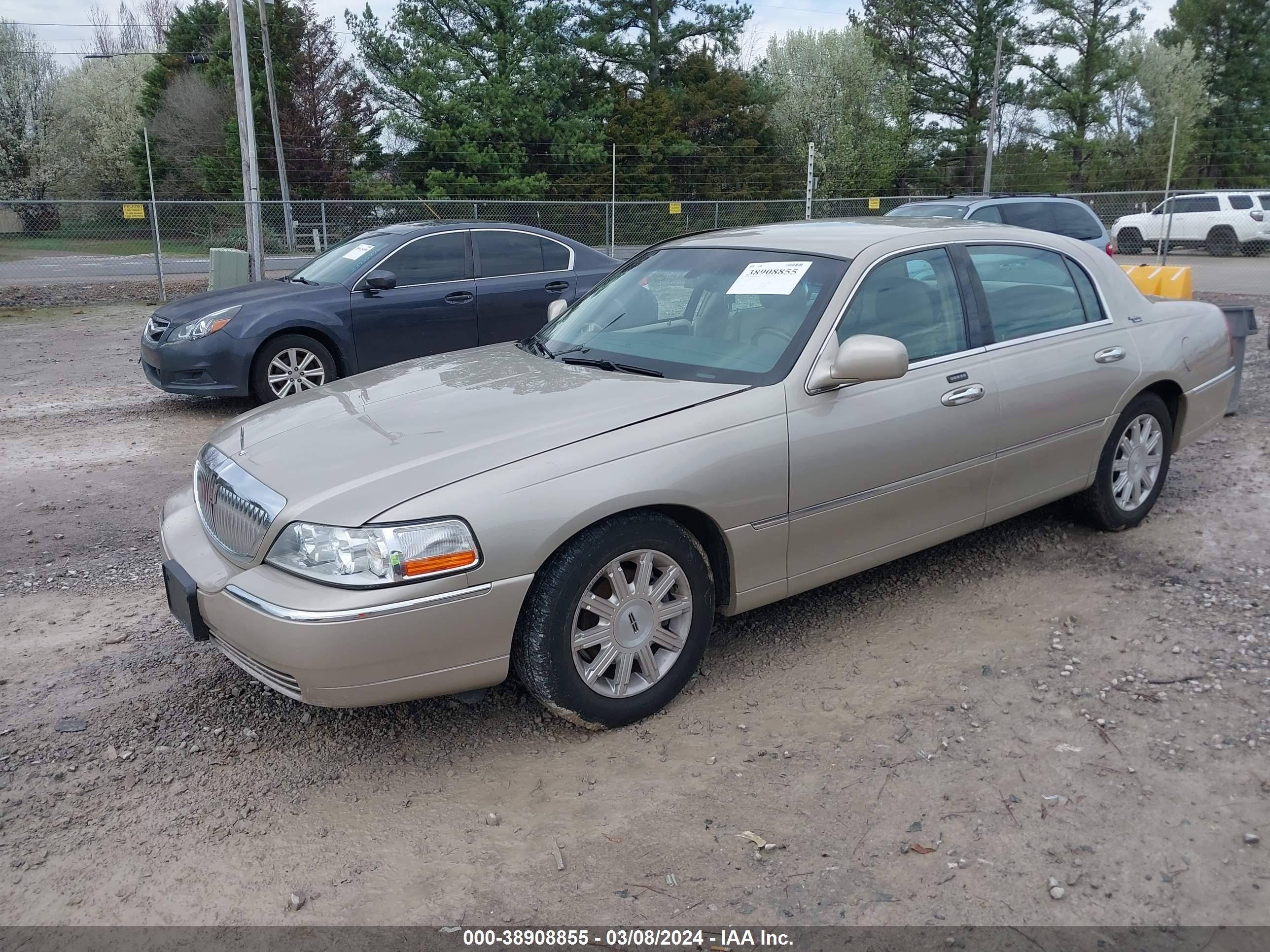 Photo 1 VIN: 2LNHM82V29X602407 - LINCOLN TOWN CAR 